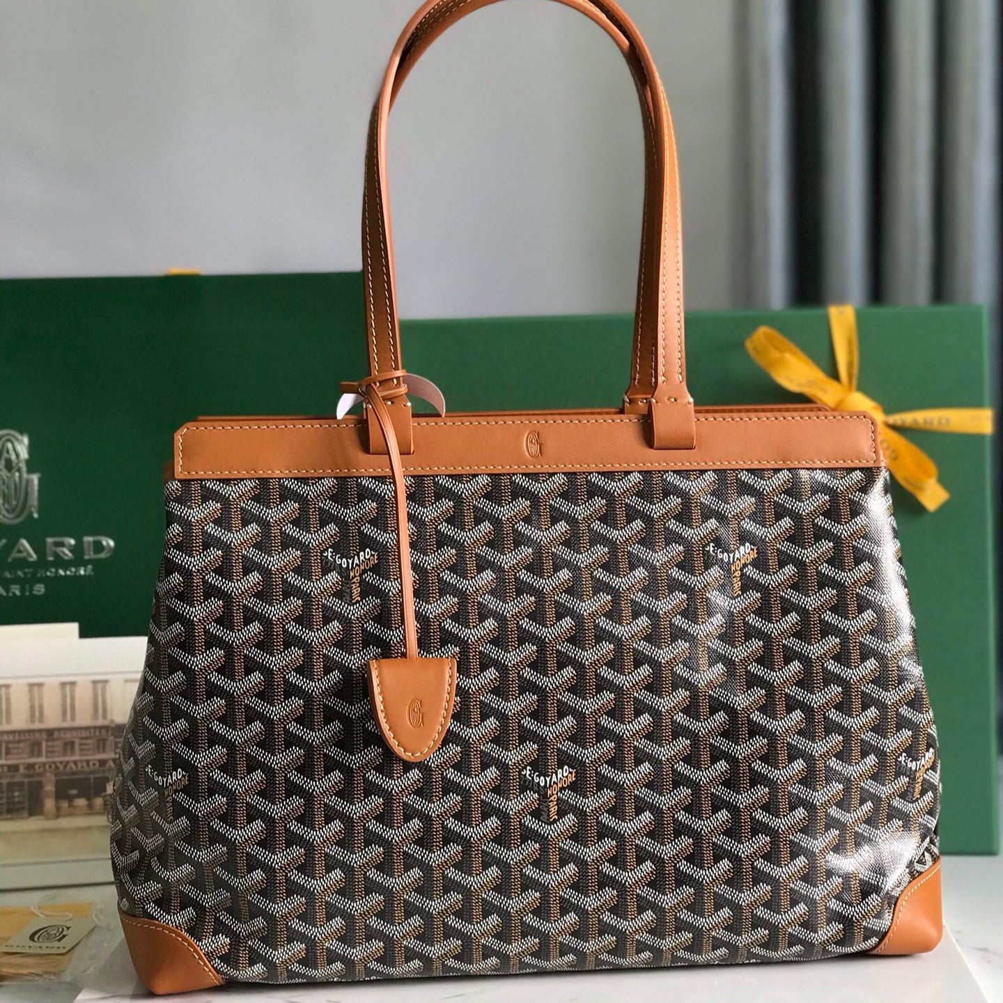 BOLSO BELLECHASSE BIAUDE PM 36 EN LONA GOYARDINE NEGRA Y RIBETE DE PIEL DE BECERRO COLOR MARRÓN