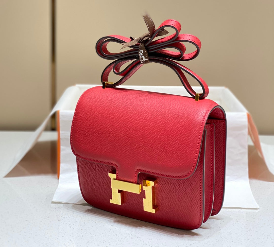 Constance 24, cuero Epsom rojo, herrajes dorados