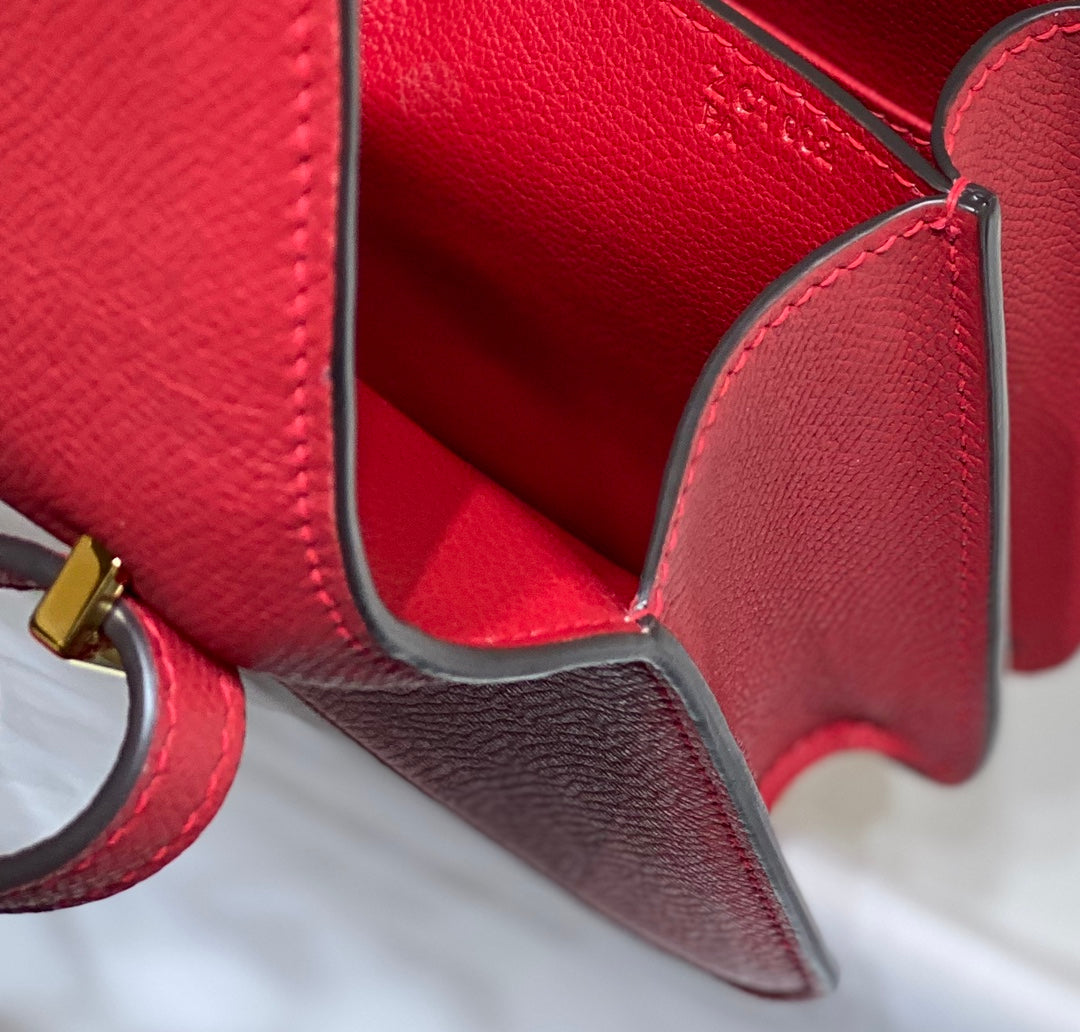 Constance 24, cuero Epsom rojo, herrajes dorados