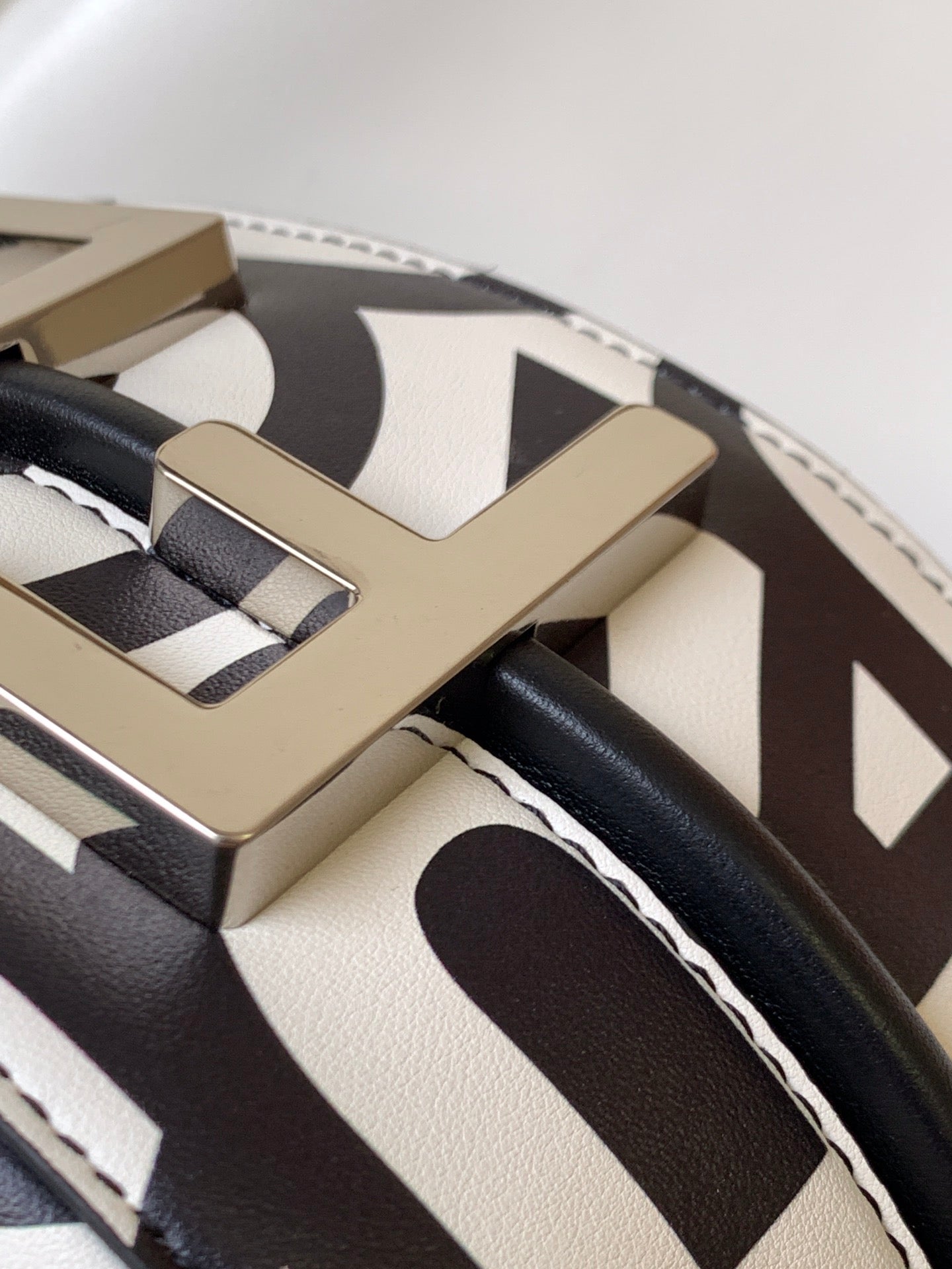 FENDIGRAPHY PEQUEÑO 29 EN PIEL DE BECERRO LISA BLANCA MIXTA NEGRA CON HERRAJES PLATEADOS