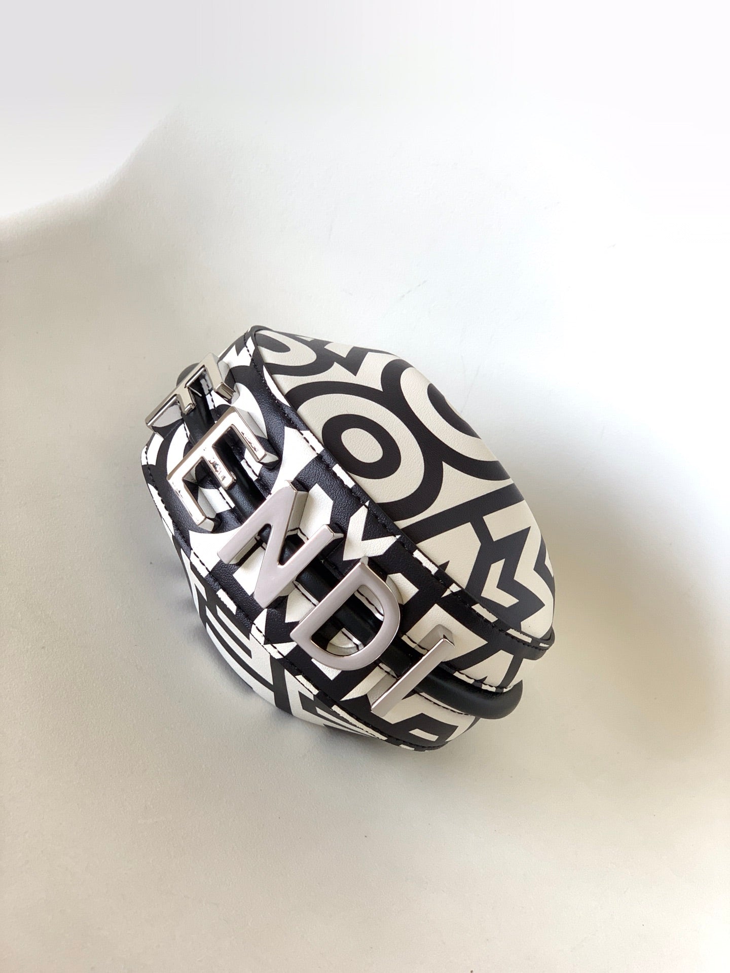 FENDIGRAPHY MINI 16 EN PIEL DE BECERRO LISA BLANCA Y NEGRA, HERRAJES PLATEADOS