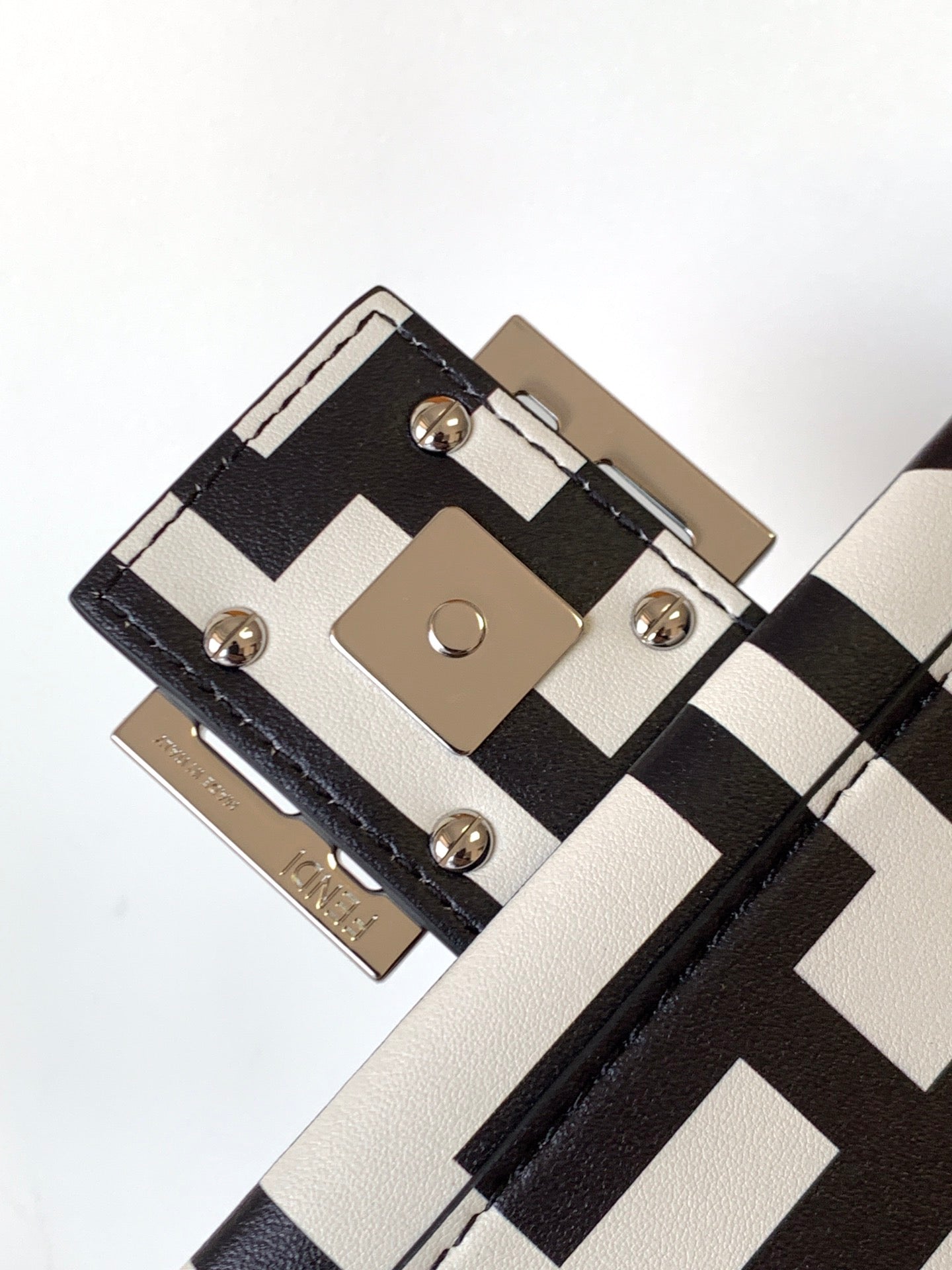 Bolso Fend Roma & Marc Jacobs 27 de piel negra y blanca