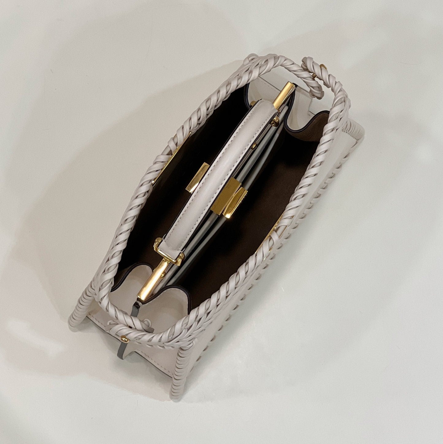 PEEKABOO ISEEU 27 EN PIEL DE BECERRO LISA BLANCA CON RIBETE TEJIDO Y HERRAJES DORADOS