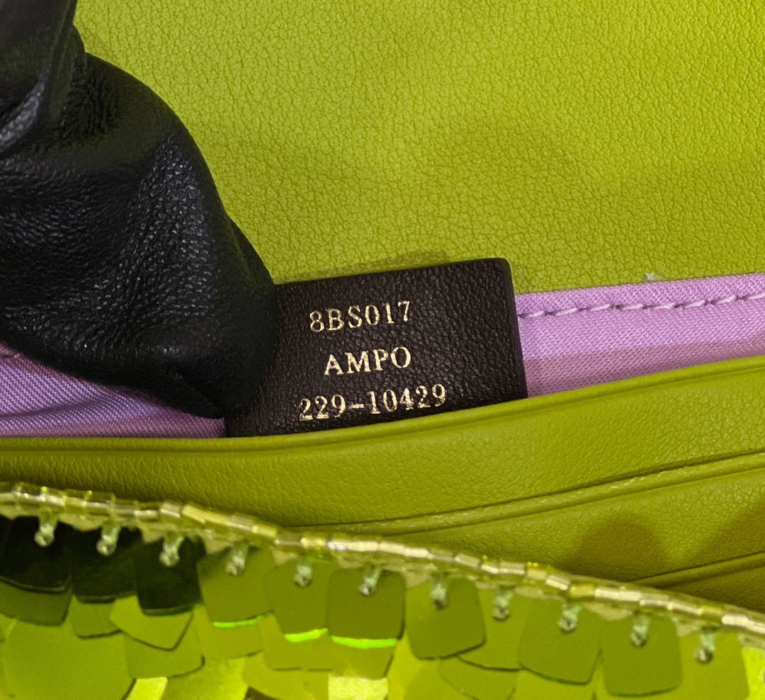 BAGUETTE MINI 19 EN LENTEJUELAS VERDES LIMERICK Y HERRAJES DORADOS