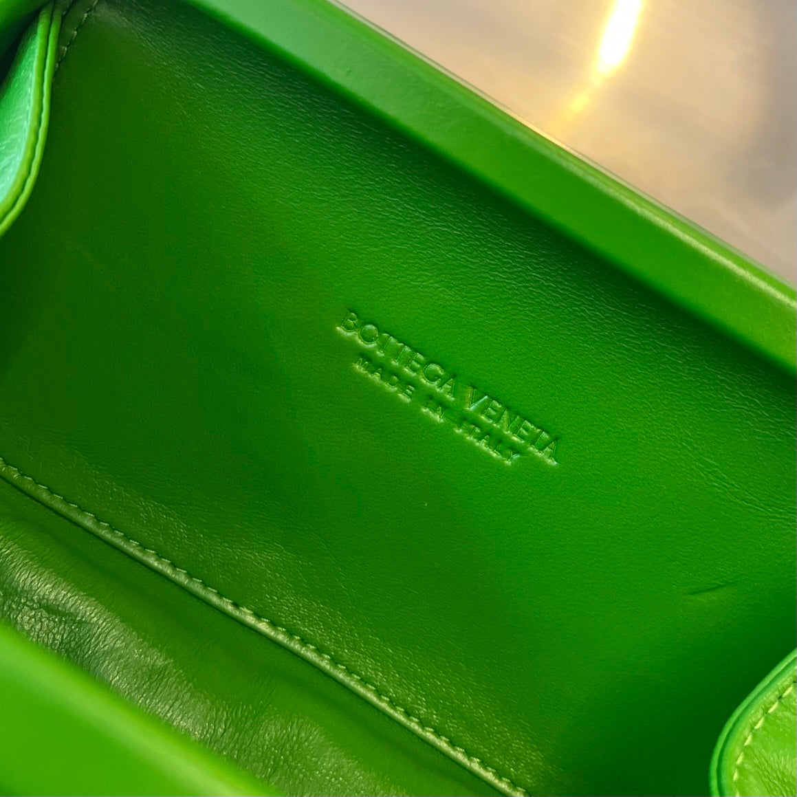 NUDO 20 EN PIEL DE CORDERO VERDE ESMERALDA CON CADENA