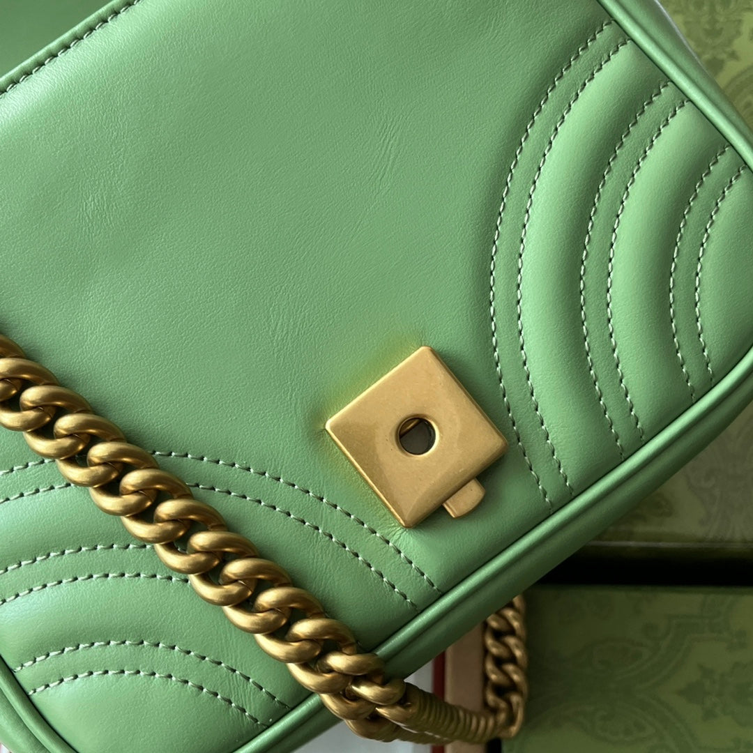 gg marmont mini 18 cm en cuir de veau vert avec finitions dorées