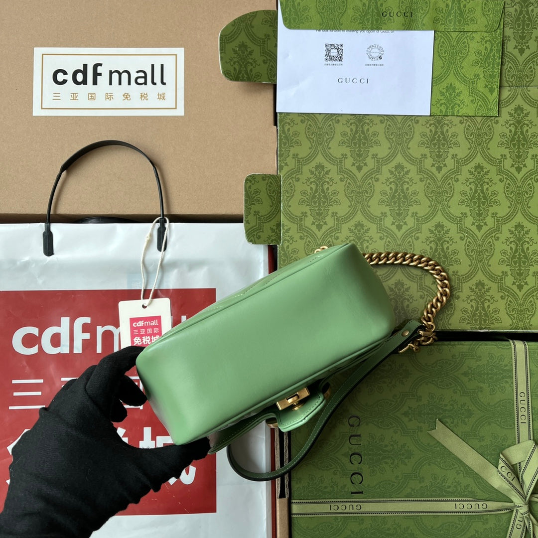 gg marmont mini 18 cm en cuir de veau vert avec finitions dorées