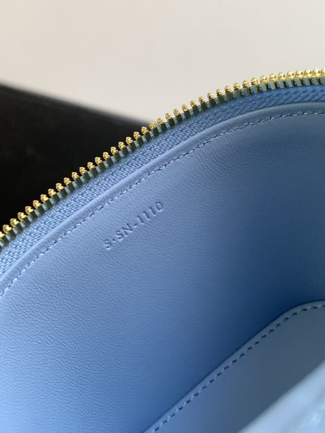 MINI NECESER TRIOMPHE PIEL DE BECERRO AZUL CIELO