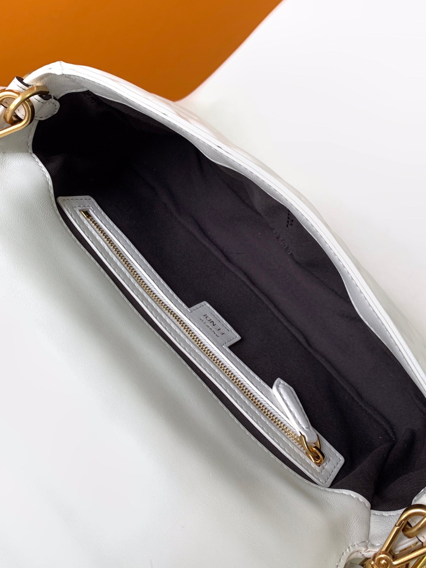 Sac Fend Baguette 27 en cuir blanc à motif FF GHW