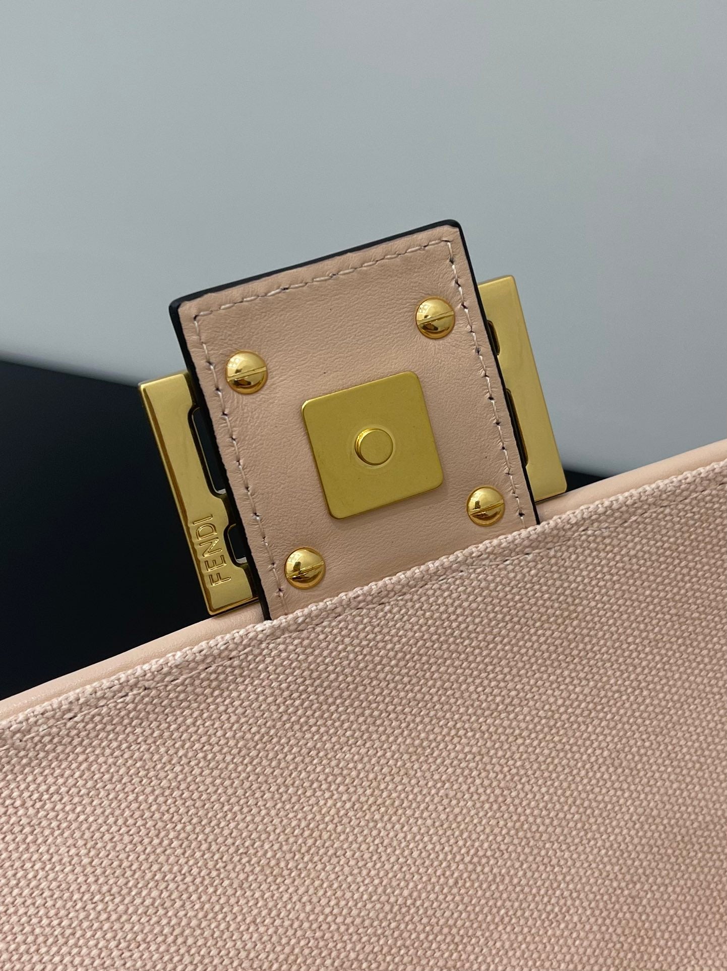 BOLSO FENDI 26 BAGUETTE DE PIEL NAPA ROSA CLARO CON HERRAJES DORADOS