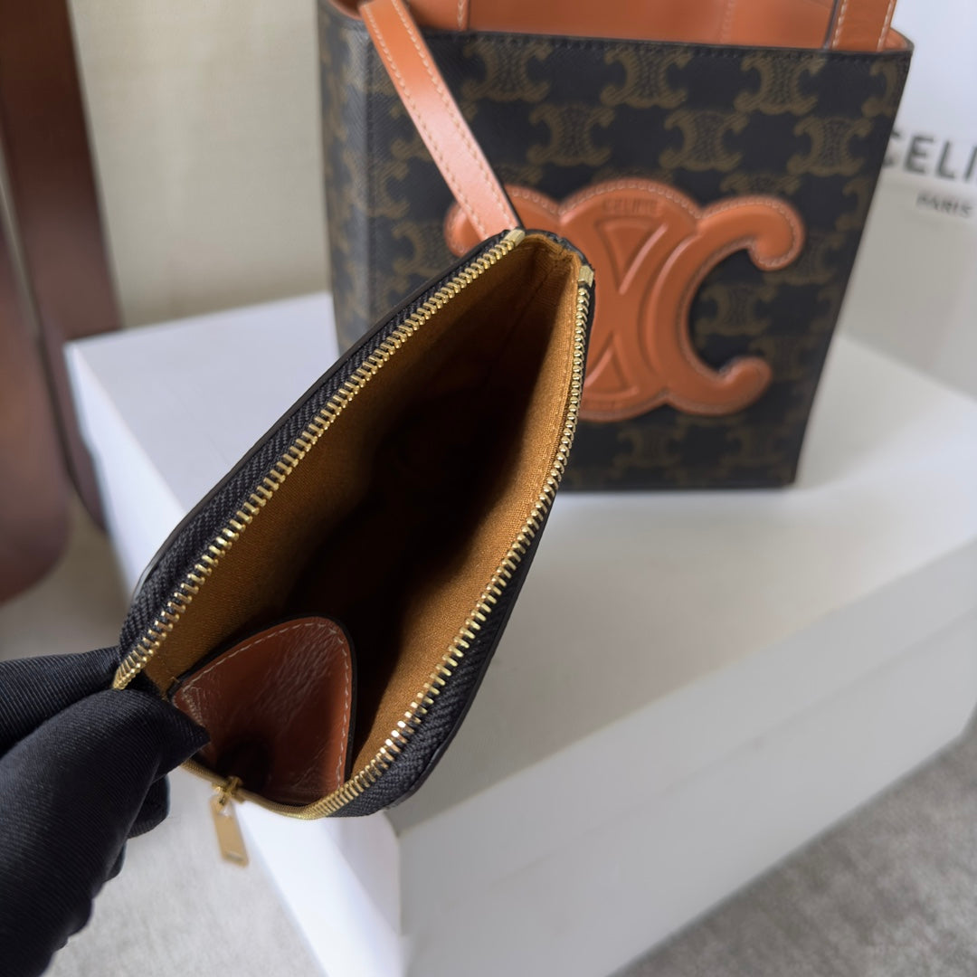 SAC CUBE 15 EN TOILE TRIOMPHE NOIRE ET CUIR DE VEAU MARRON