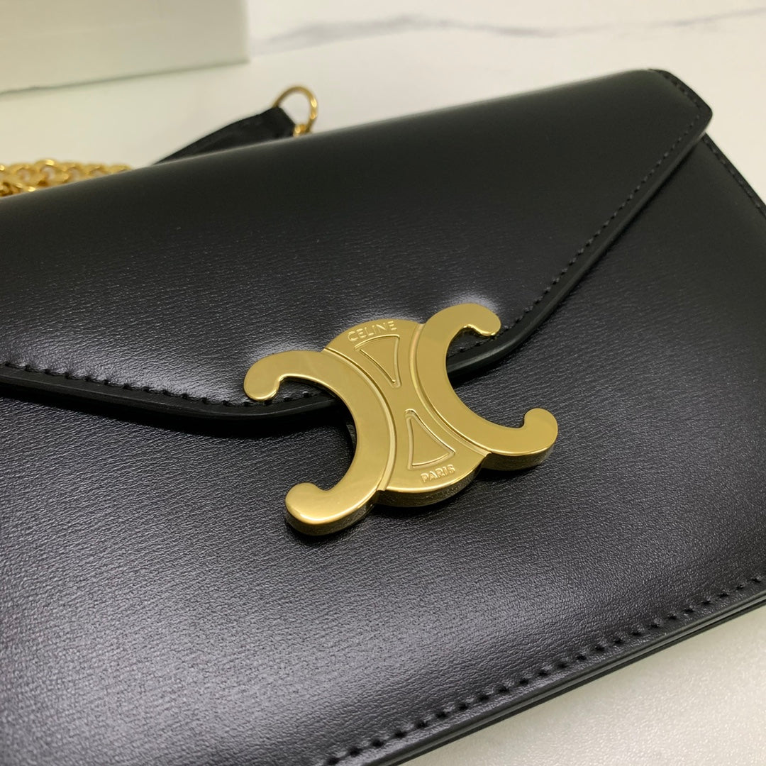 CARTERA CON CADENA MARGO 19 EN PIEL DE BECERRO LISA NEGRA CON HERRAJES DORADOS