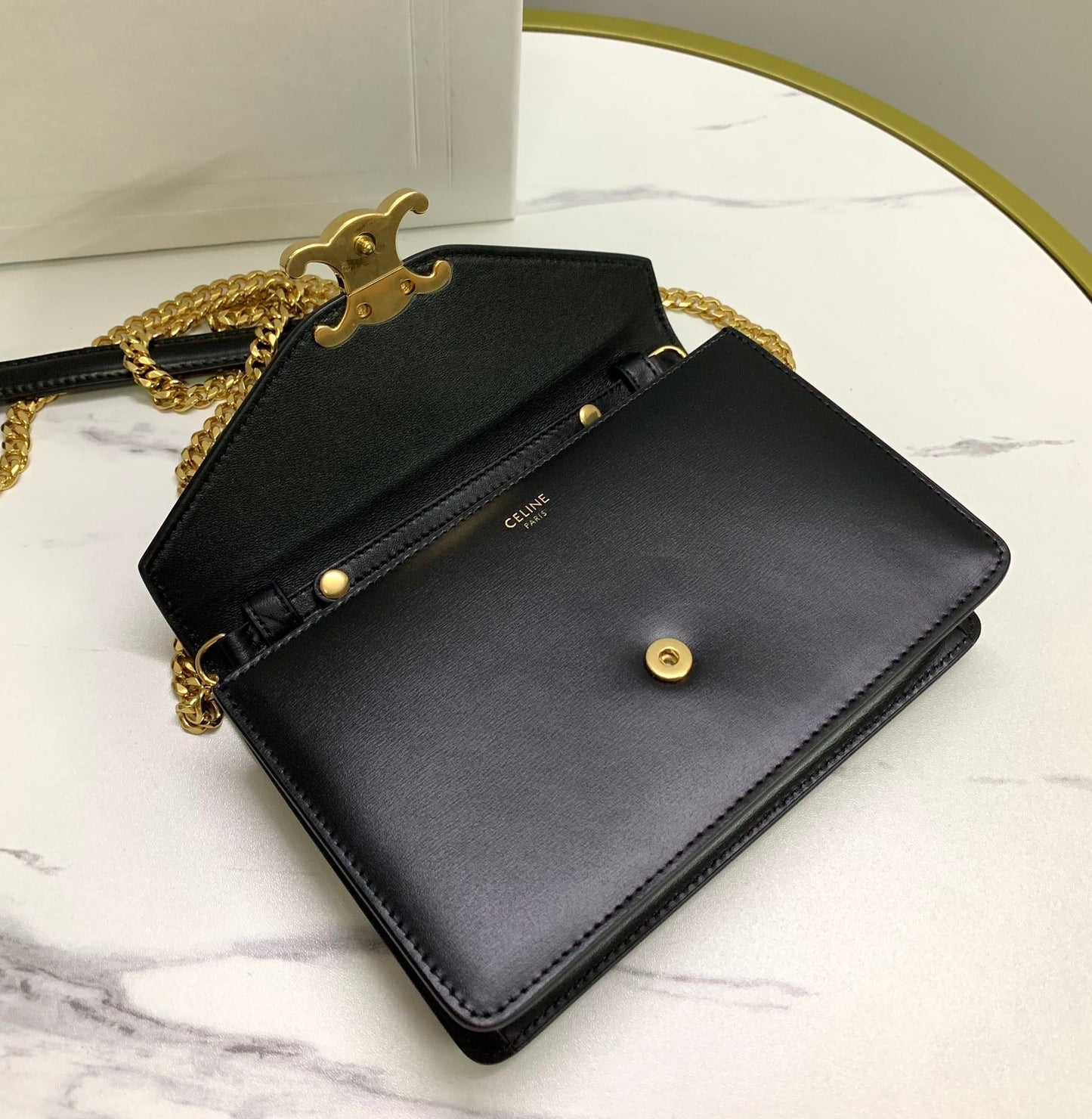 CARTERA CON CADENA MARGO 19 EN PIEL DE BECERRO LISA NEGRA CON HERRAJES DORADOS