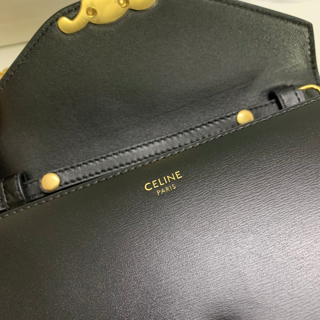 CARTERA CON CADENA MARGO 19 EN PIEL DE BECERRO LISA NEGRA CON HERRAJES DORADOS