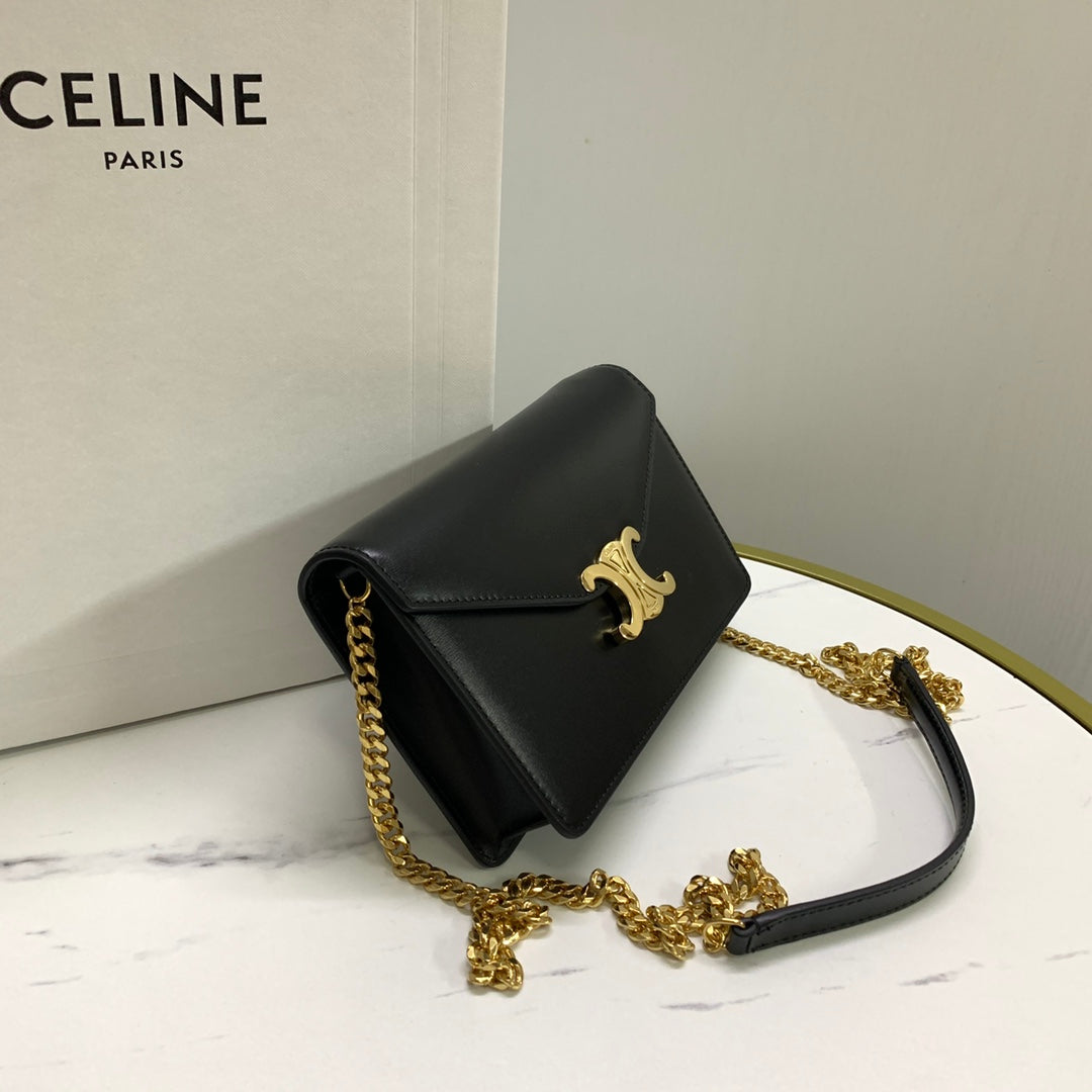 CARTERA CON CADENA MARGO 19 EN PIEL DE BECERRO LISA NEGRA CON HERRAJES DORADOS