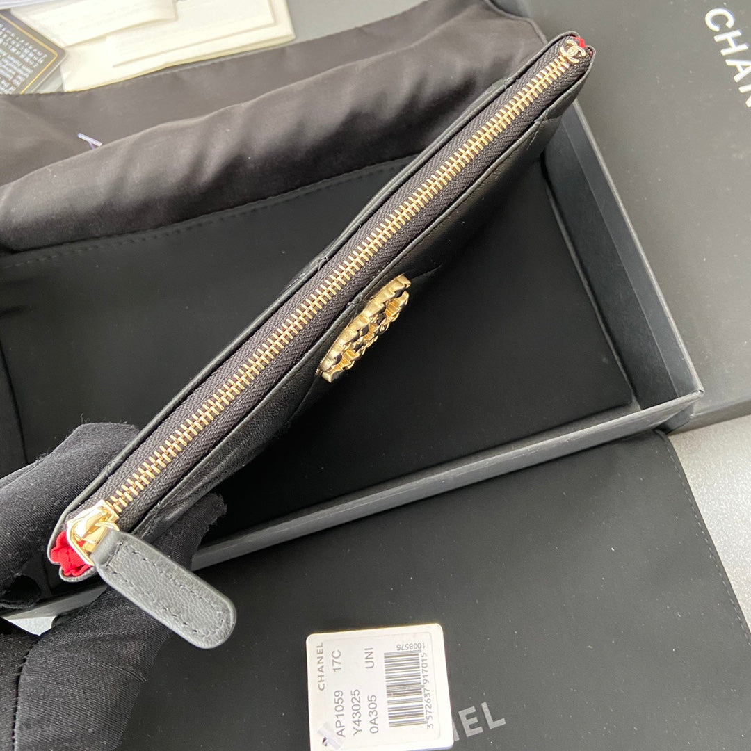 Cartera con cremallera CC 19 de 20 cm de piel de becerro negra con herrajes dorados