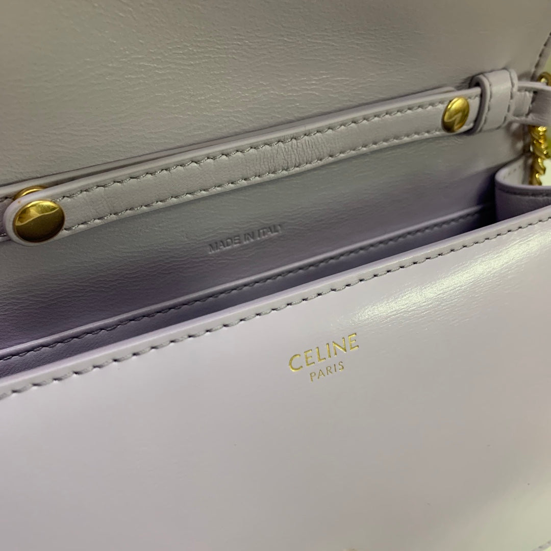 CARTERA CON CADENA MARGO 19 EN PIEL DE BECERRO LISA COLOR LILA CLARO CON HERRAJES DORADOS