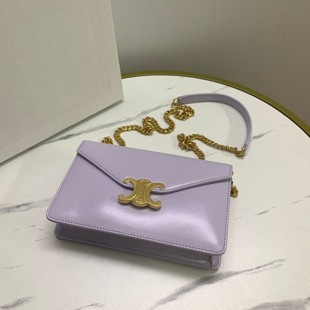 CARTERA CON CADENA MARGO 19 EN PIEL DE BECERRO LISA COLOR LILA CLARO CON HERRAJES DORADOS
