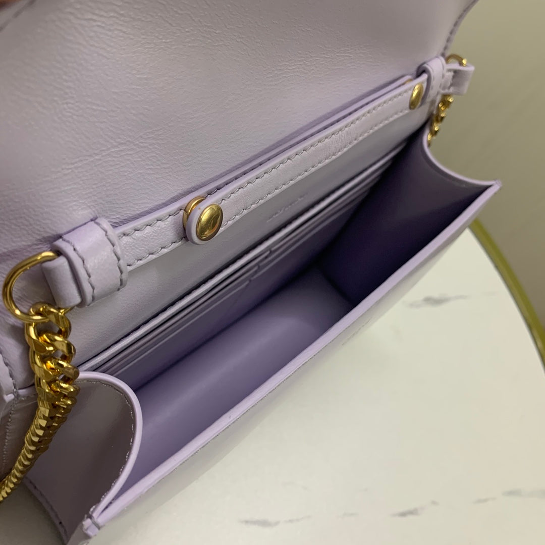 CARTERA CON CADENA MARGO 19 EN PIEL DE BECERRO LISA COLOR LILA CLARO CON HERRAJES DORADOS