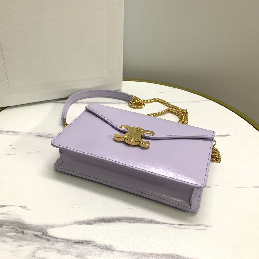 CARTERA CON CADENA MARGO 19 EN PIEL DE BECERRO LISA COLOR LILA CLARO CON HERRAJES DORADOS