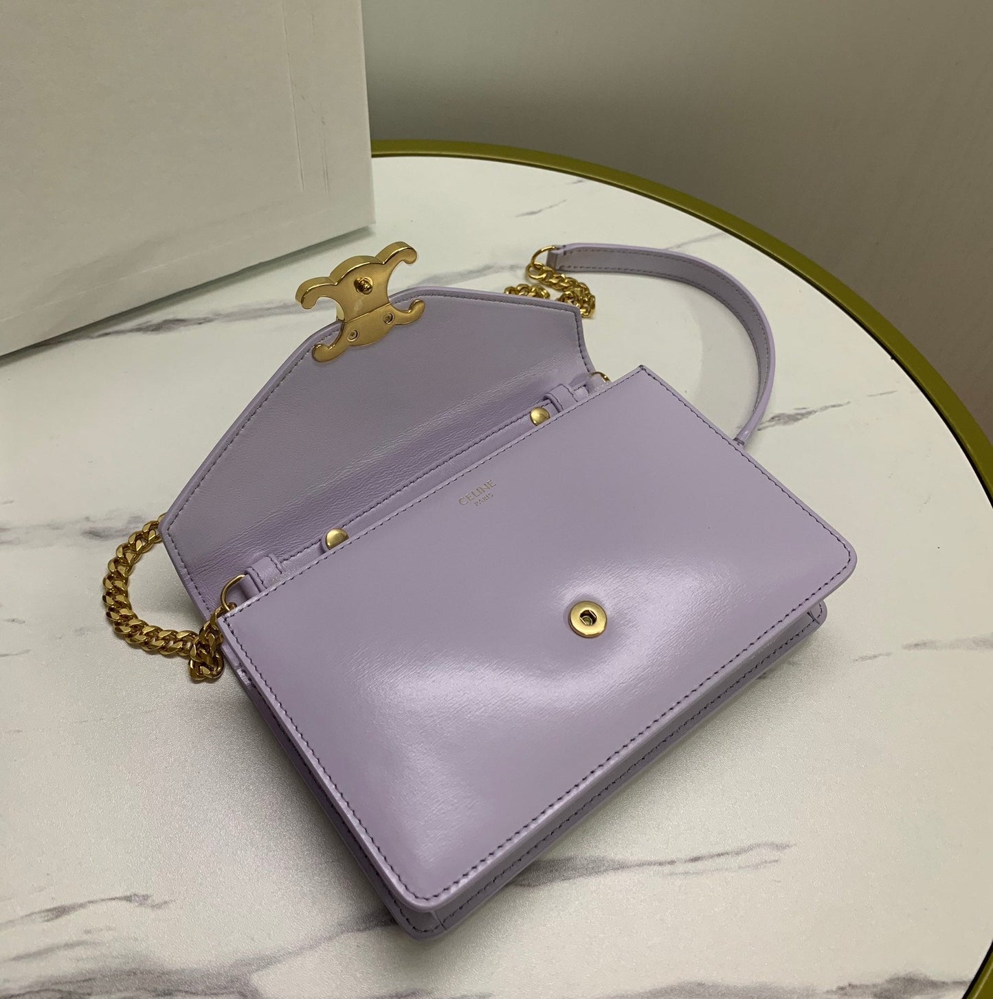 CARTERA CON CADENA MARGO 19 EN PIEL DE BECERRO LISA COLOR LILA CLARO CON HERRAJES DORADOS