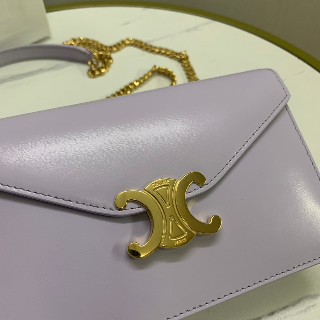 CARTERA CON CADENA MARGO 19 EN PIEL DE BECERRO LISA COLOR LILA CLARO CON HERRAJES DORADOS