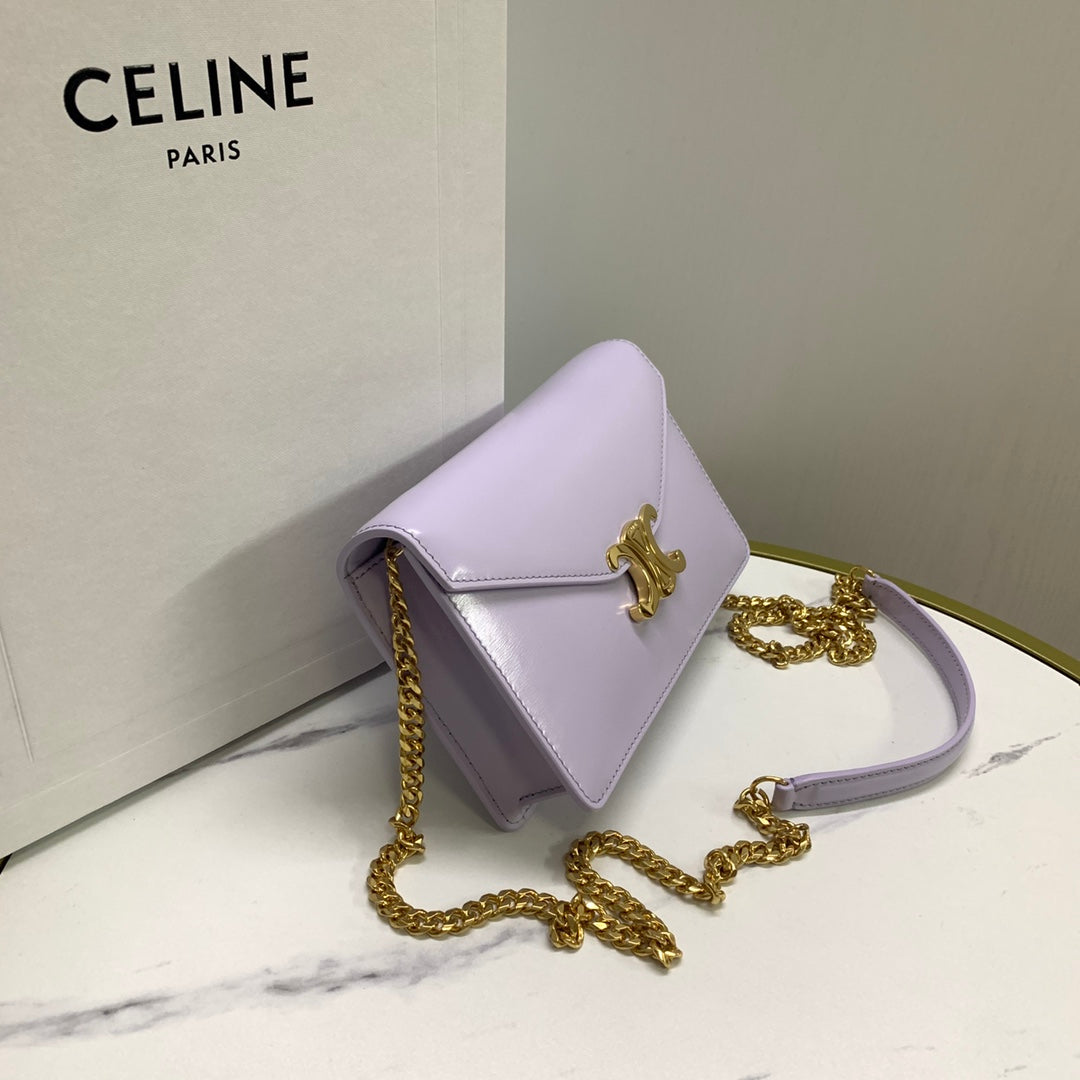 CARTERA CON CADENA MARGO 19 EN PIEL DE BECERRO LISA COLOR LILA CLARO CON HERRAJES DORADOS