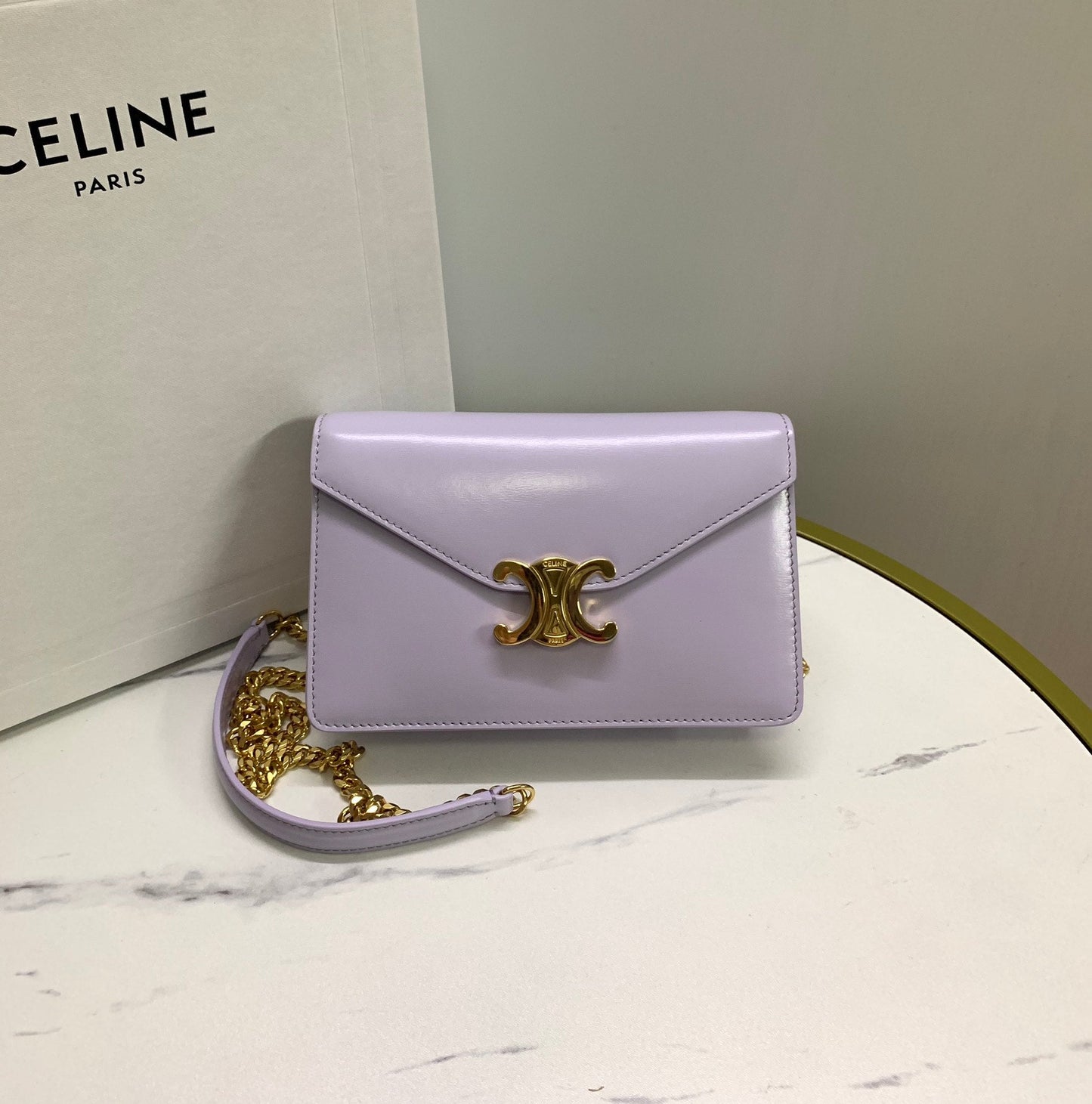 CARTERA CON CADENA MARGO 19 EN PIEL DE BECERRO LISA COLOR LILA CLARO CON HERRAJES DORADOS