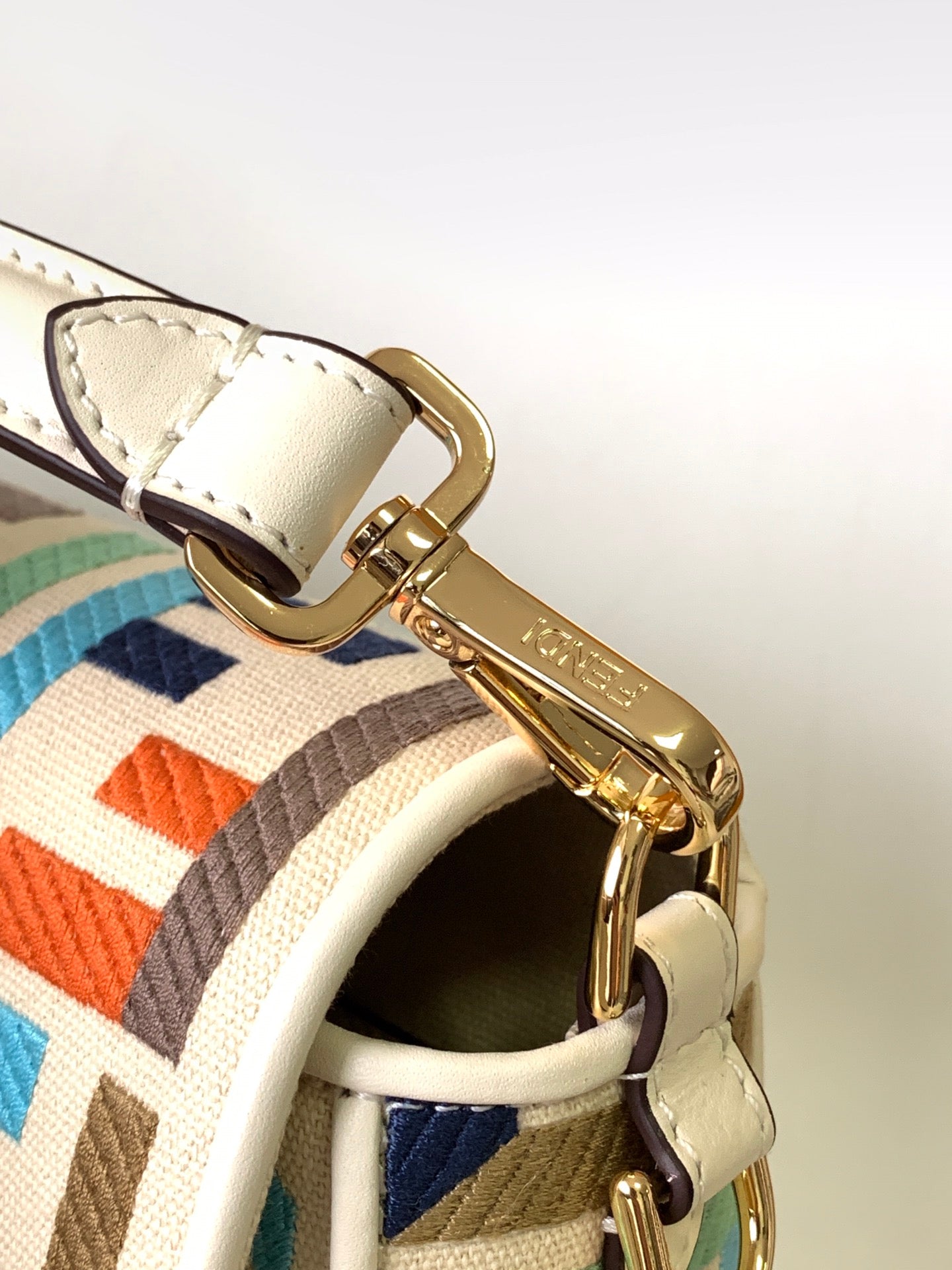 Bolso Fend Baguette de lona blanca y multicolor 27 con bordado FF Ghw