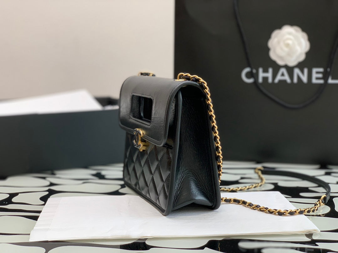 Bolso CC mini con solapa y diseño gráfico acolchado de piel de cordero negra