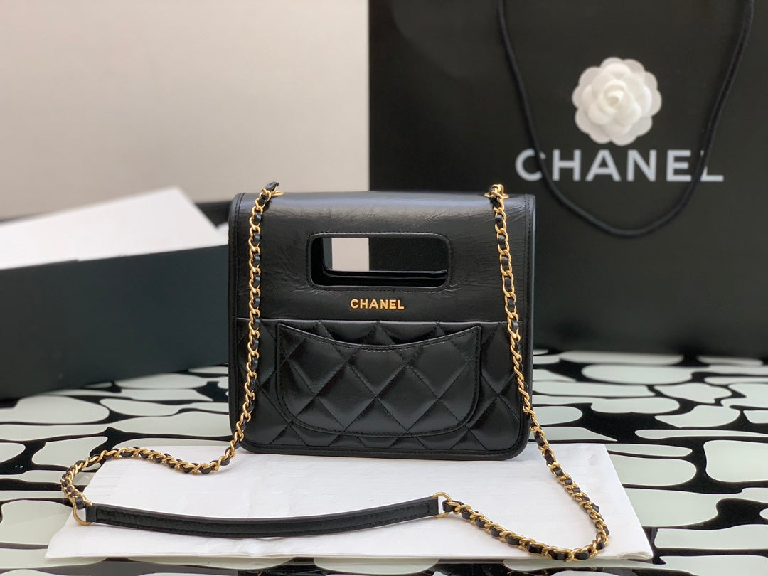 Bolso CC mini con solapa y diseño gráfico acolchado de piel de cordero negra