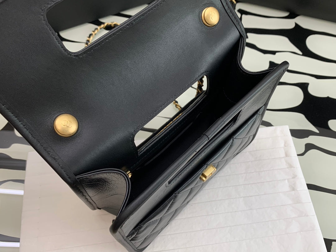 Bolso CC mini con solapa y diseño gráfico acolchado de piel de cordero negra