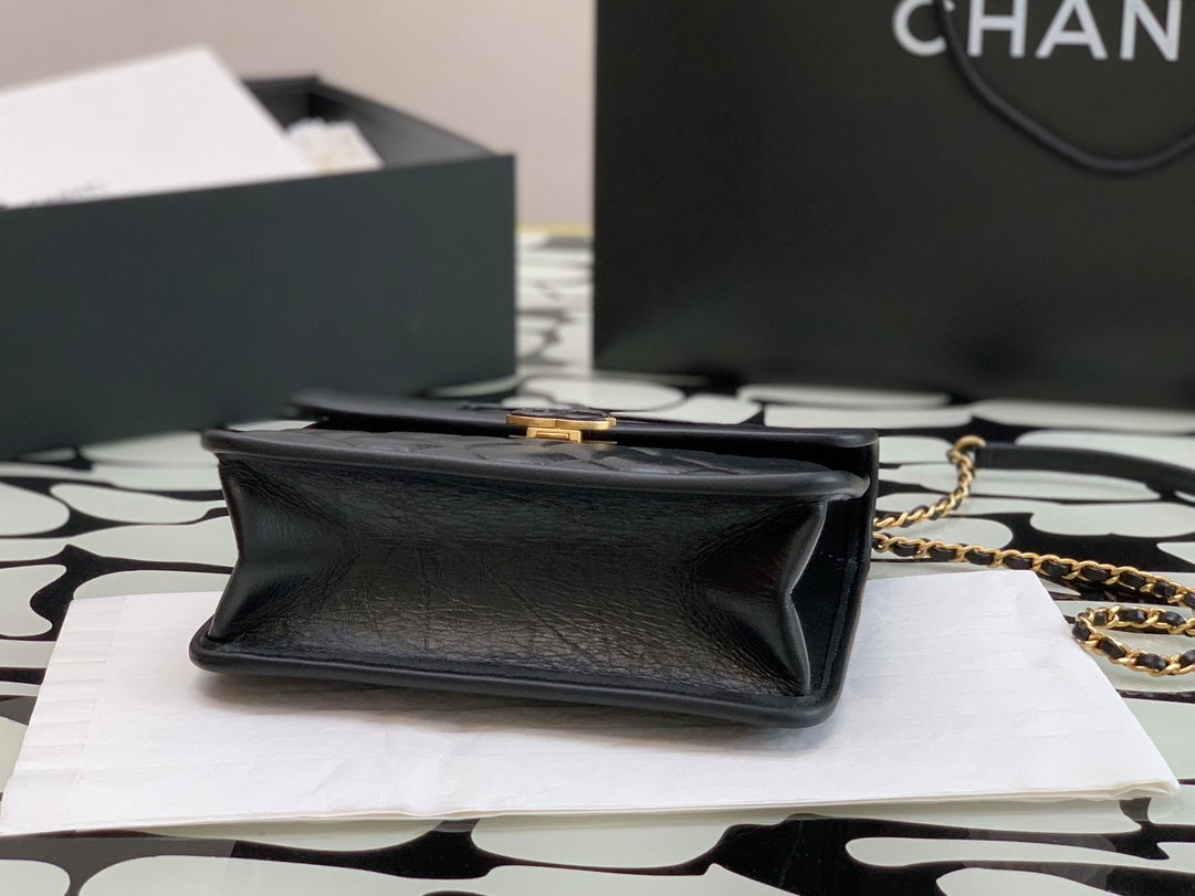 Bolso CC mini con solapa y diseño gráfico acolchado de piel de cordero negra