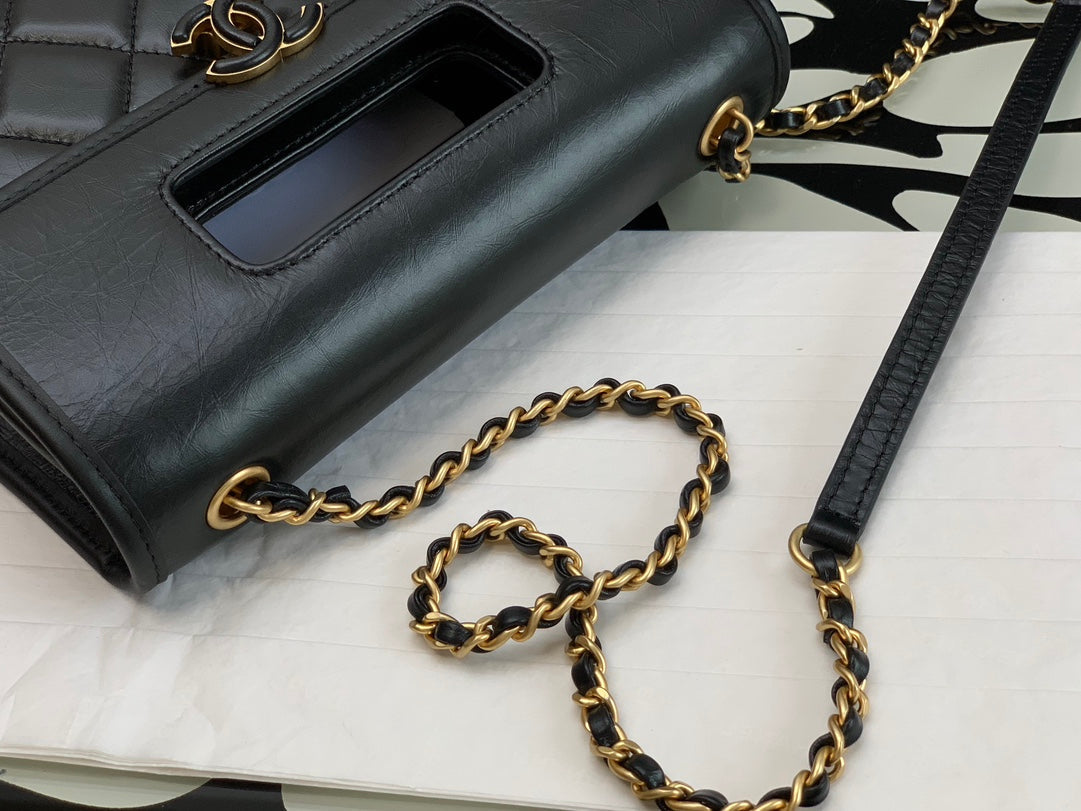 Bolso CC mini con solapa y diseño gráfico acolchado de piel de cordero negra