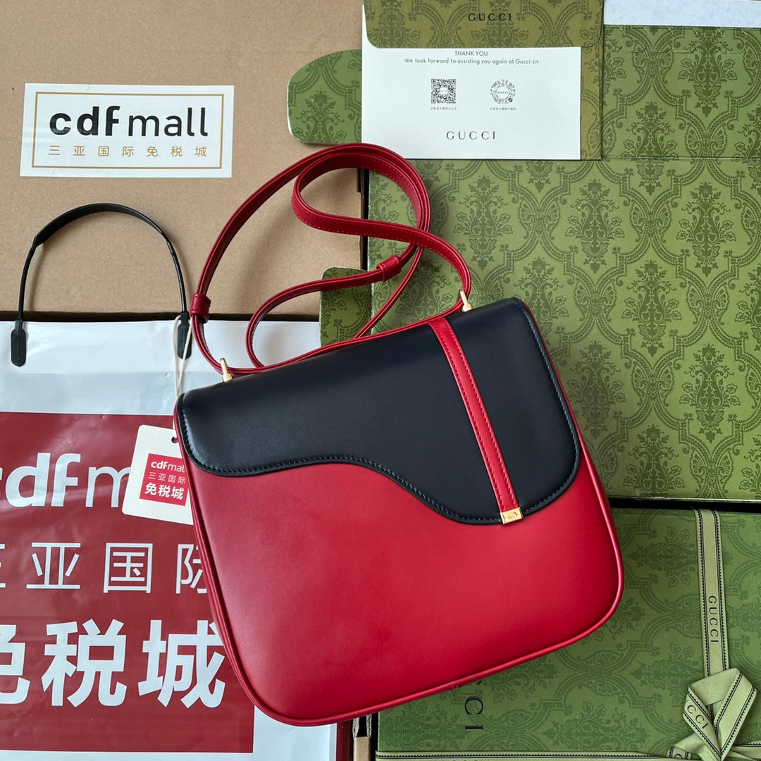 SAC À BANDOULIÈRE DE STYLE ÉQUESTRE 21 PO EN CUIR DE VEAU ROUGE MIXTE NOIR ET QUINCAILLERIE DORÉ