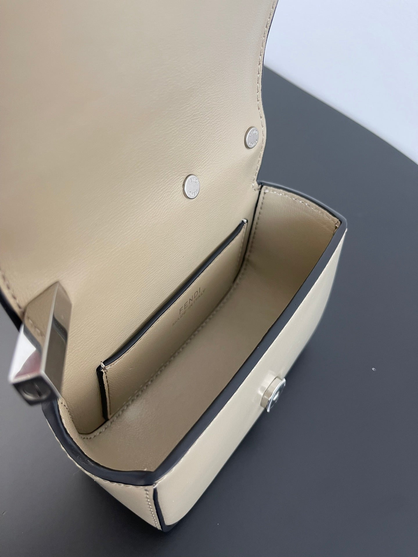 Sac FENDI MINI FIRST SIGHT 13 en cuir de veau marron clair avec finitions argentées