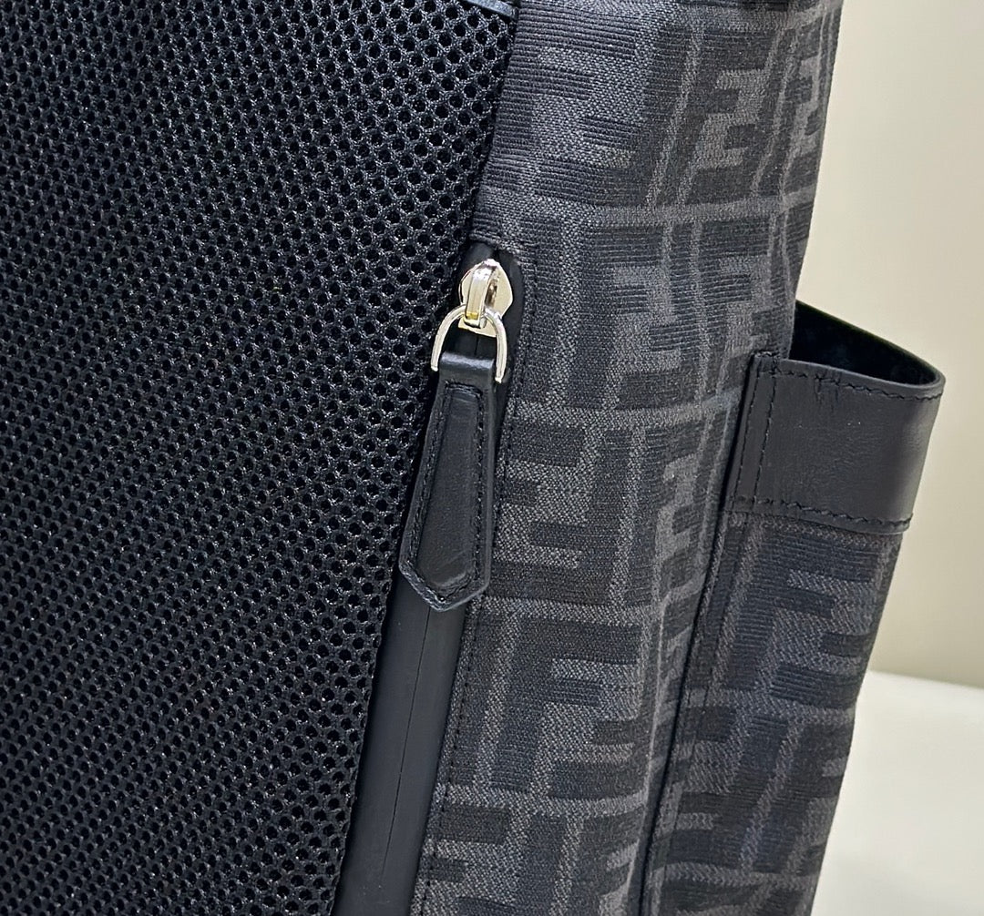 MOCHILA FENDI STRIKE 41 MEDIANA FF DE TELA JACQUARD NEGRA