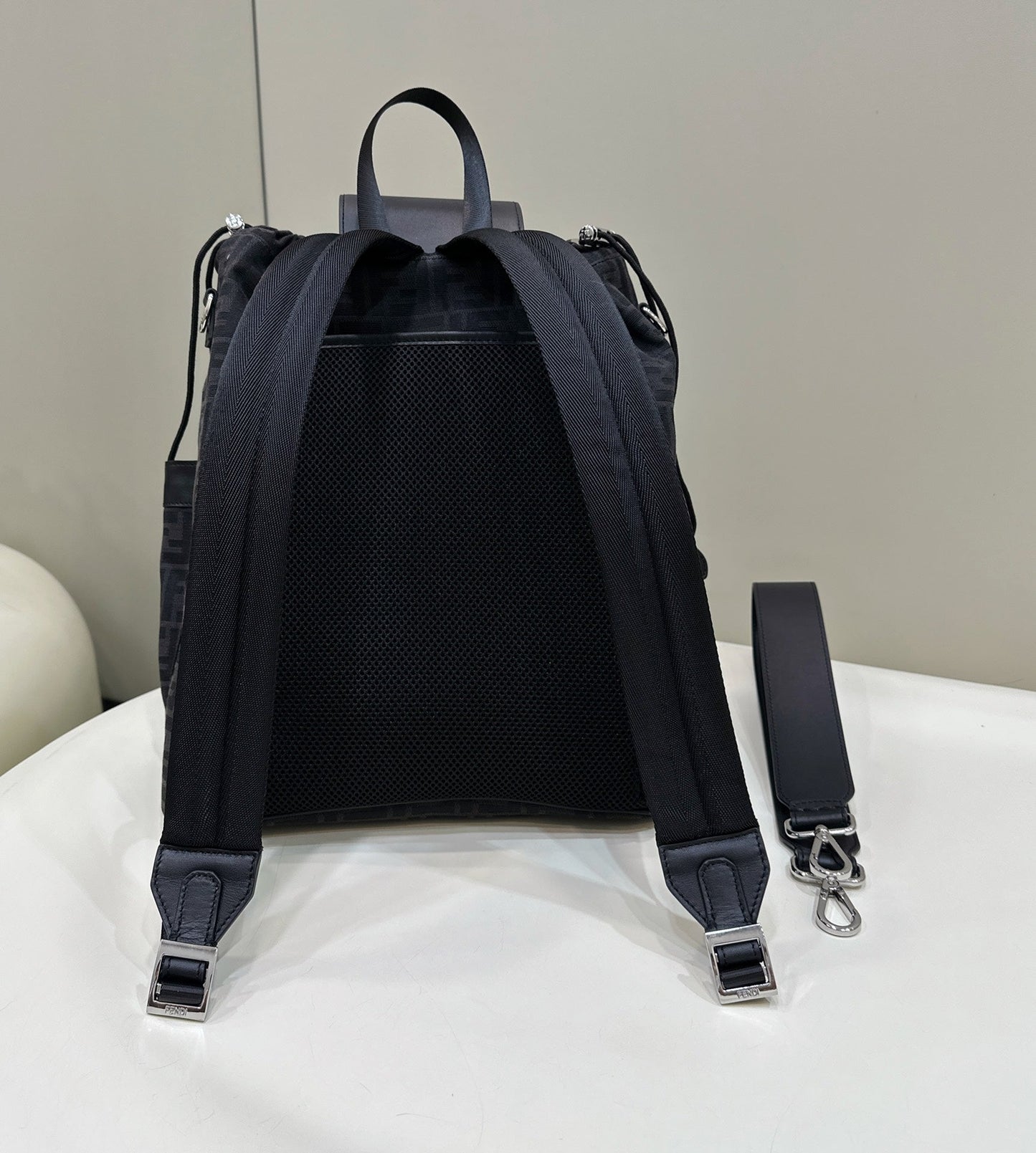 MOCHILA FENDI STRIKE 41 MEDIANA FF DE TELA JACQUARD NEGRA