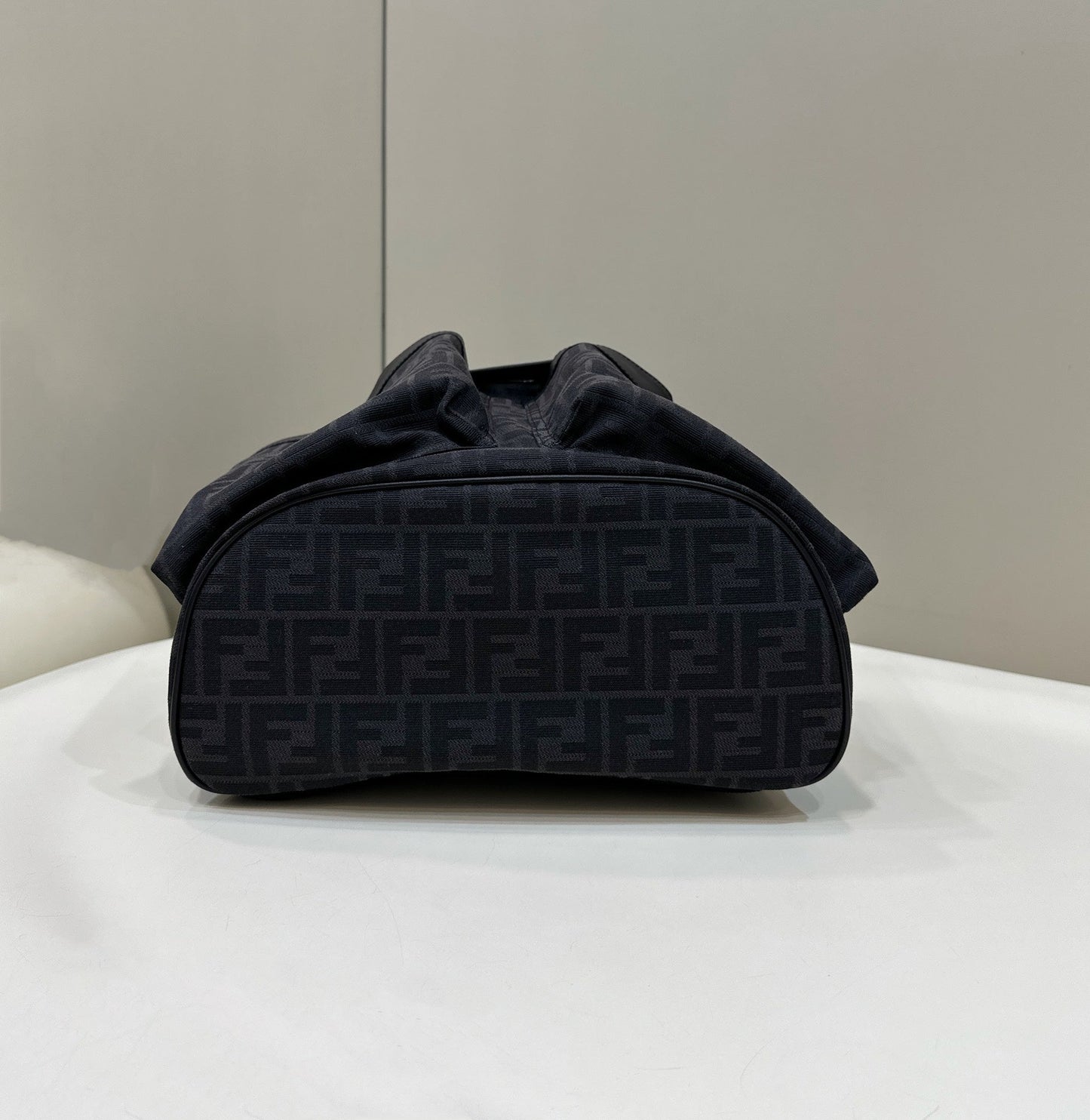 MOCHILA FENDI STRIKE 41 MEDIANA FF DE TELA JACQUARD NEGRA