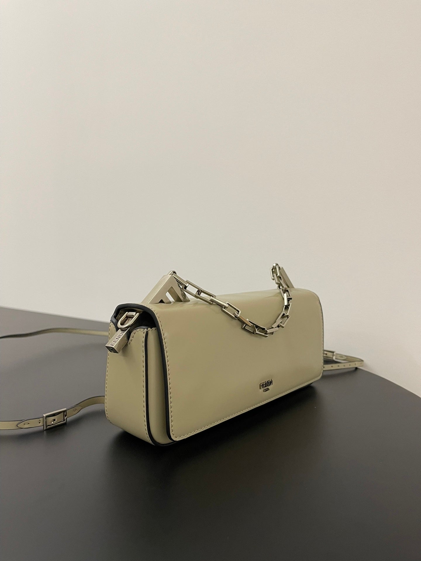 BOLSO FENDI MINI FIRST SIGHT 23 DE PIEL DE BECERRO MARRÓN CRUDO CON HERRAJES PLATEADOS