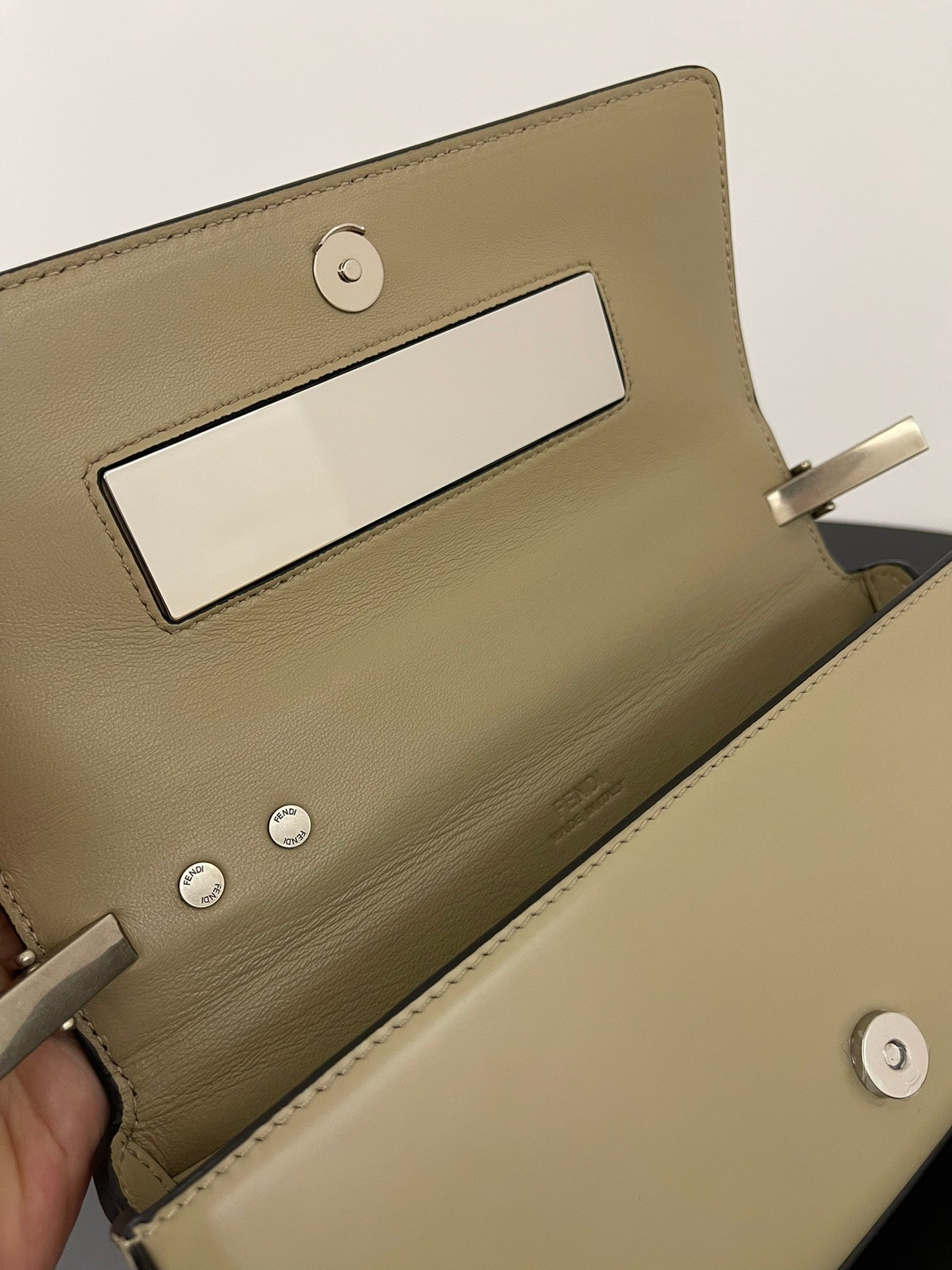BOLSO FENDI MINI FIRST SIGHT 23 DE PIEL DE BECERRO MARRÓN CRUDO CON HERRAJES PLATEADOS