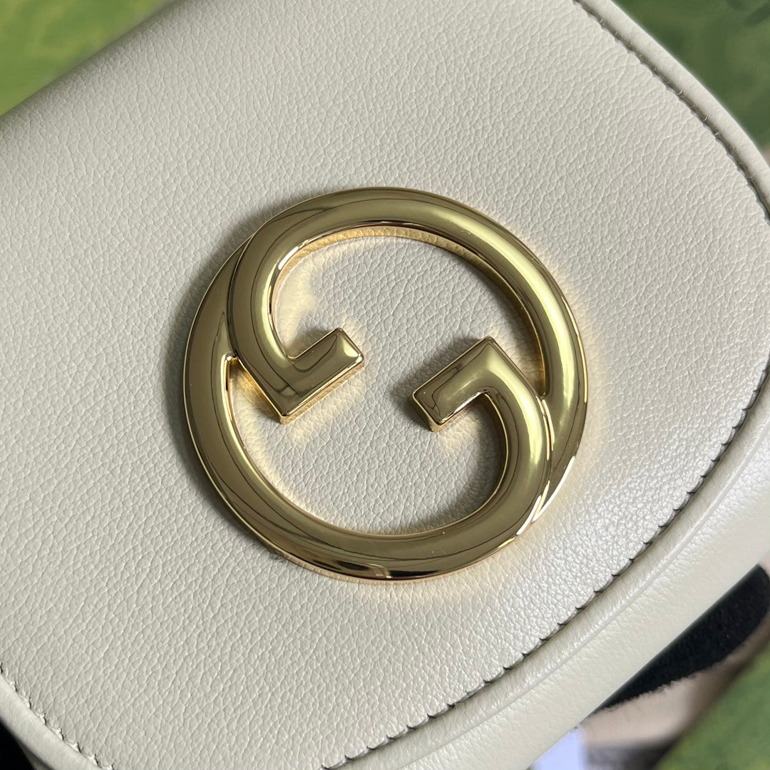 BOLSO DE HOMBRO MINI BLONDIE INTERLOCK DE 12" EN PIEL DE BECERRO BLANCA Y CADENA DORADA