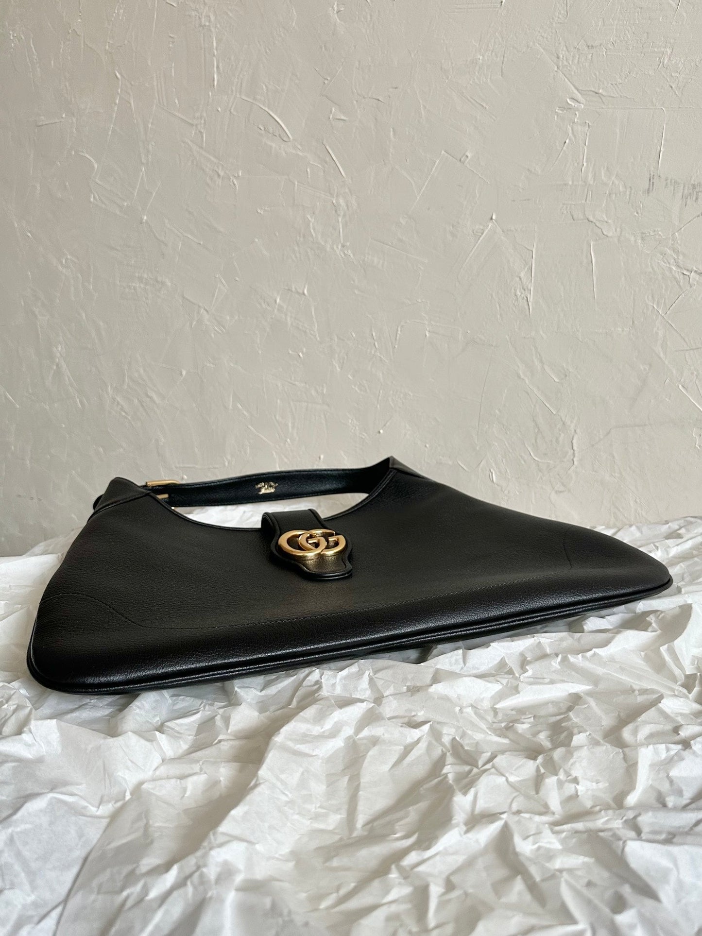 Grand sac bandoulière APHRODITE 47 en cuir de veau noir