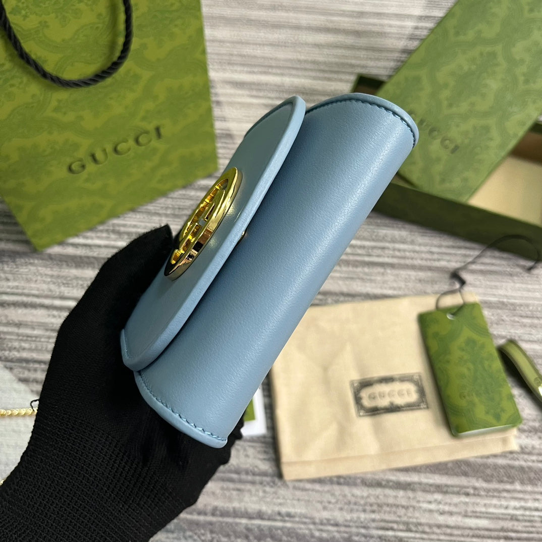 Mini sac bandoulière Blondie Interlock 12 po en cuir de veau bleu ciel avec chaîne dorée