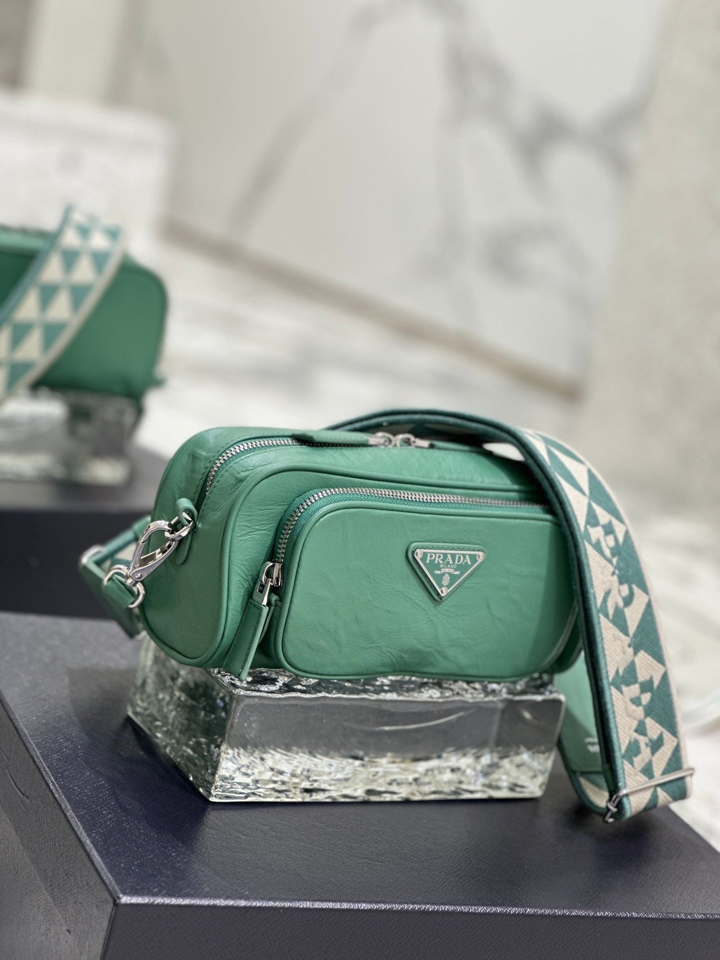 BOLSA PARA CÁMARA 23 EN PIEL DE CORDERO ARRUGADA VERDE CASTLETON