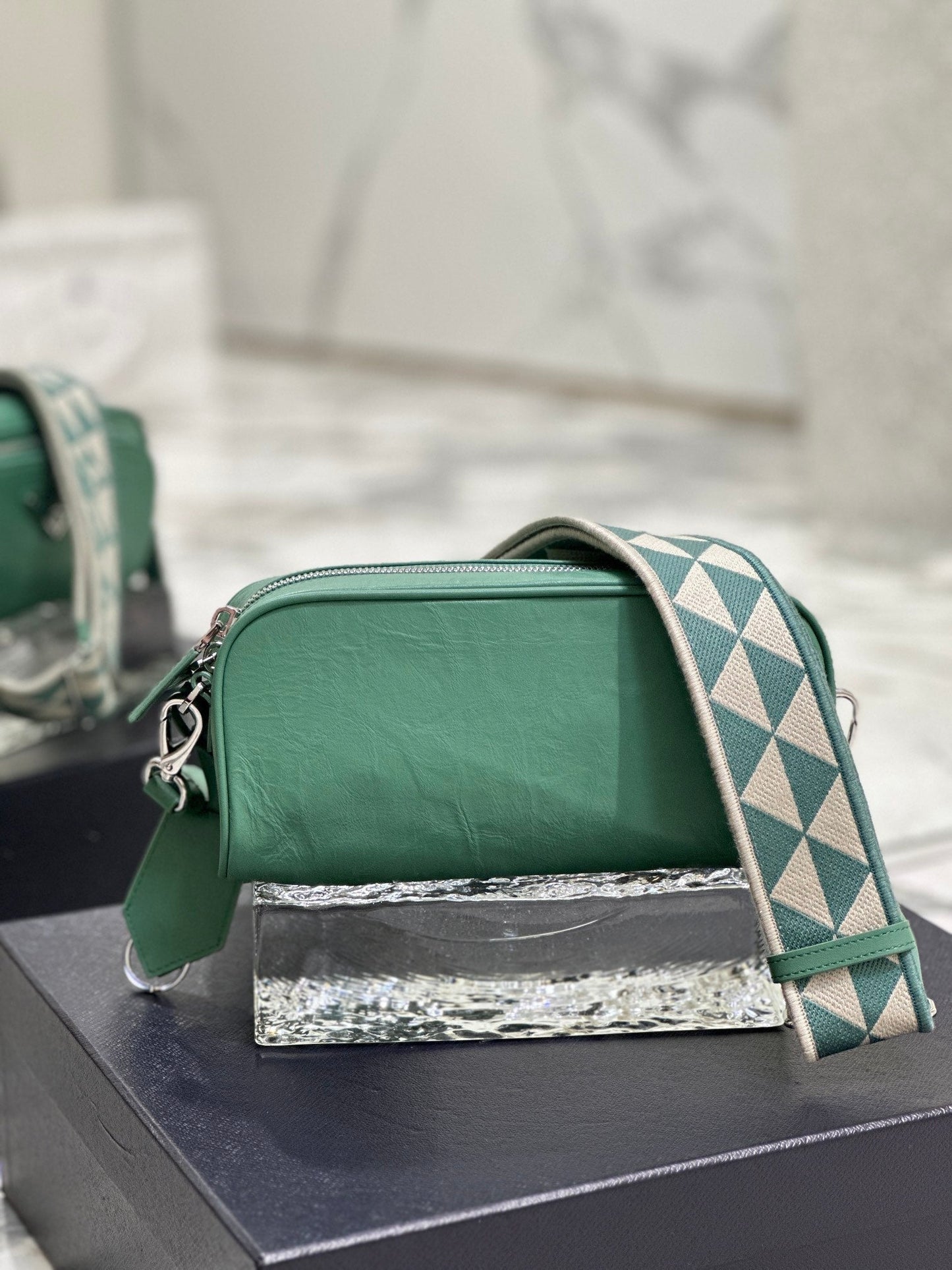 BOLSA PARA CÁMARA 23 EN PIEL DE CORDERO ARRUGADA VERDE CASTLETON