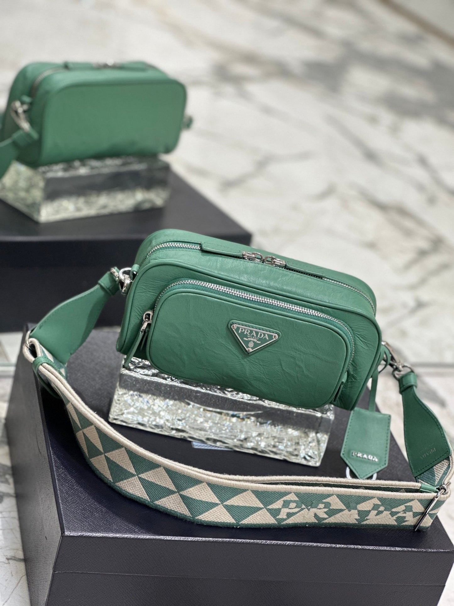 BOLSA PARA CÁMARA 23 EN PIEL DE CORDERO ARRUGADA VERDE CASTLETON