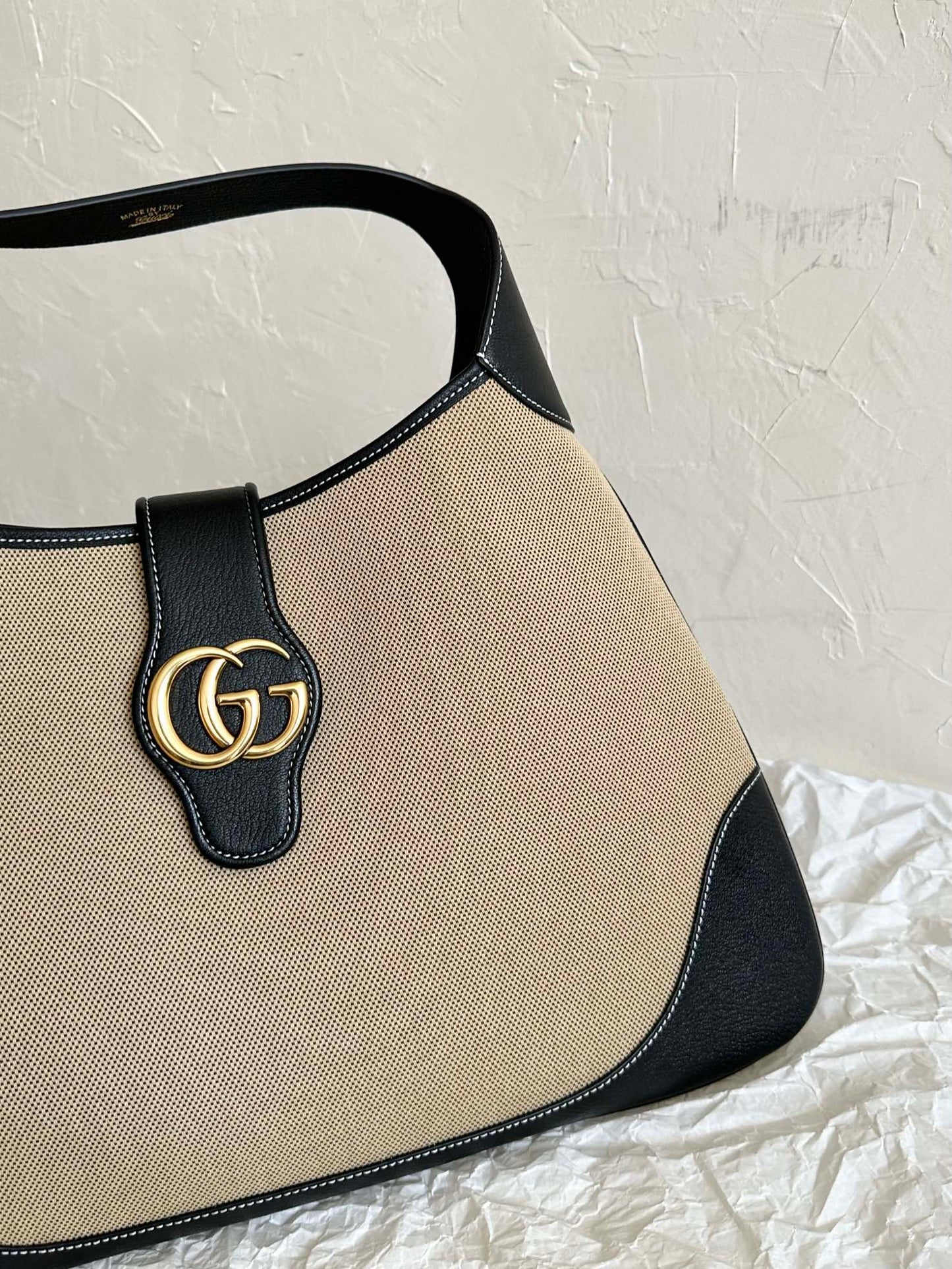 BOLSO GRANDE AFRODITA 47 DE LONA BEIGE Y PIEL DE BECERRO NEGRA