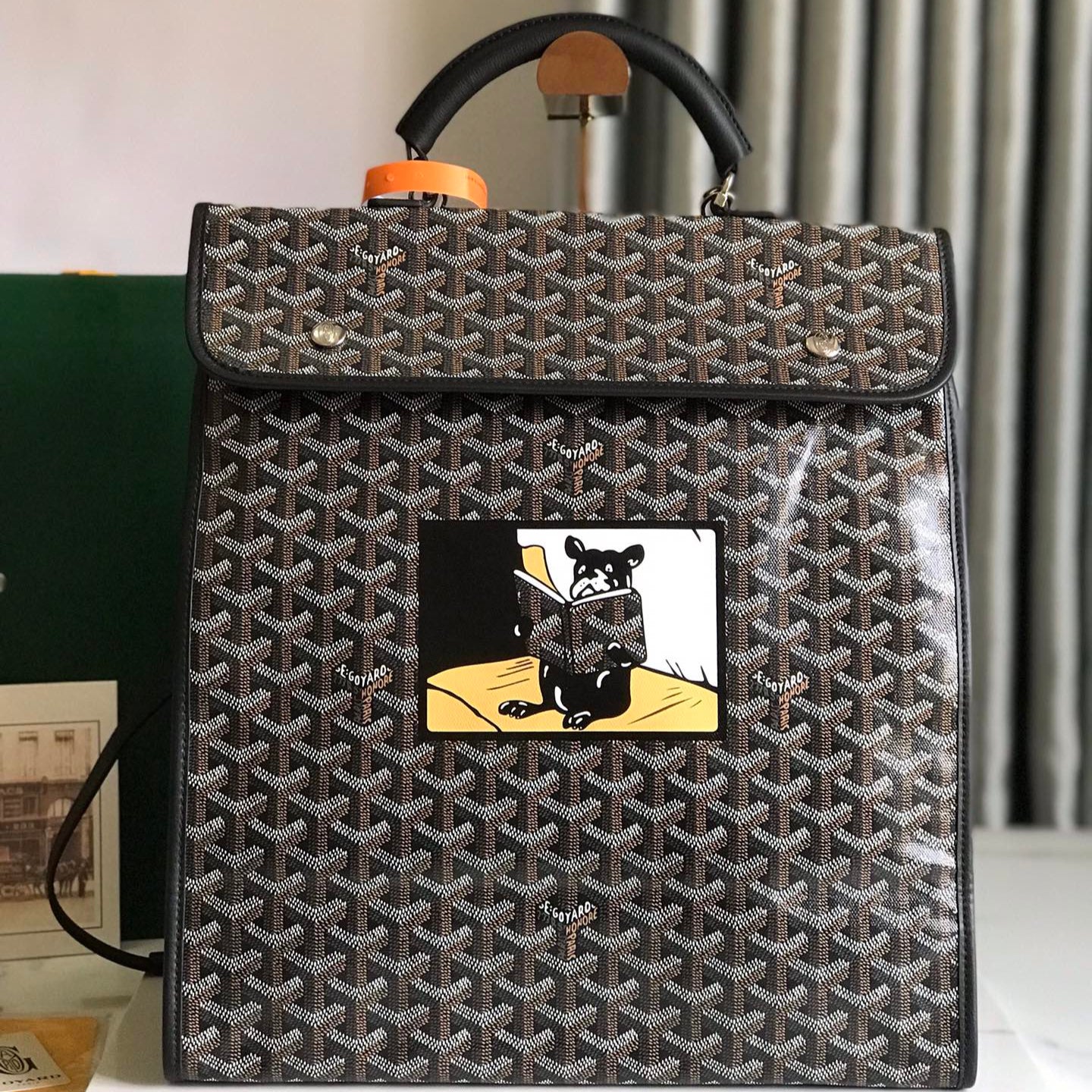 MOCHILA SAINT LÉGER 35 EN LONA GOYARDINE MIXTA MARRÓN Y NEGRO Y PIEL DE BECERRO CON PARCHE DE DIBUJOS ANIMADOS