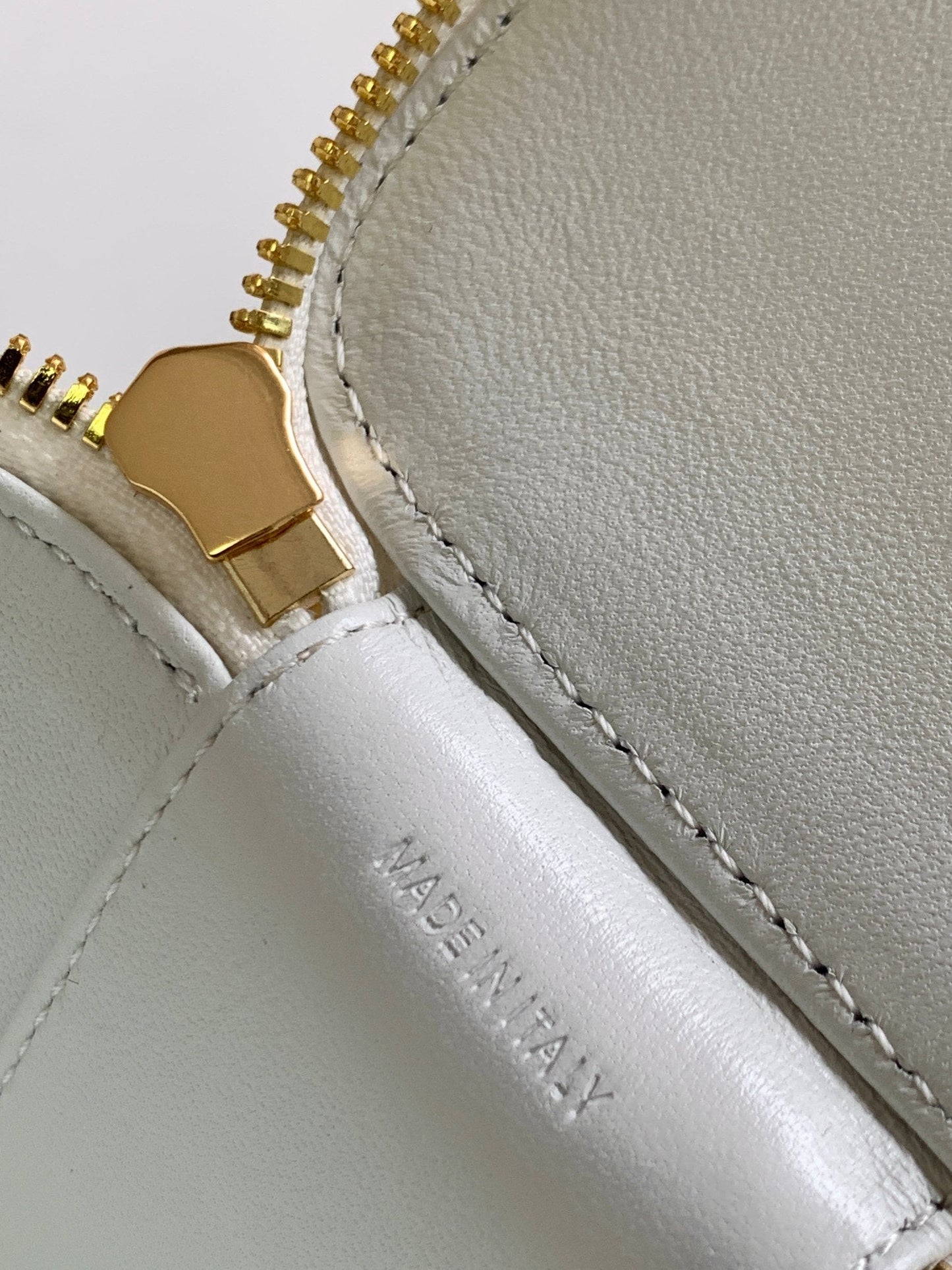 MINI NECESER TRIOMPHE PIEL DE BECERRO BLANCA